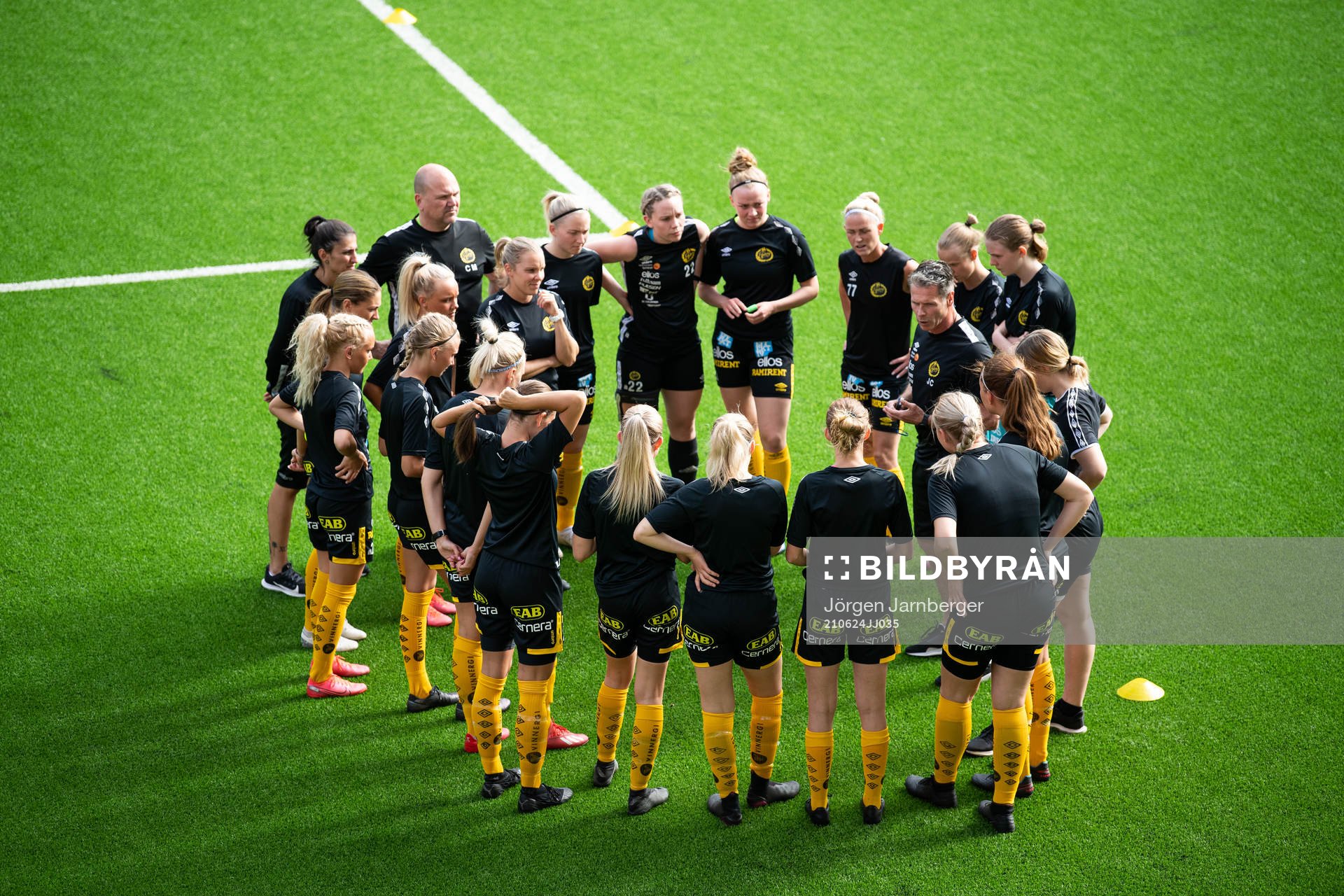 Elfsborgs spelare och ledare samlas under uppvärmningen inför träningsmatchen i fotboll mellan Elfsborg och Häcken den 24 juni 2021 i Borås.