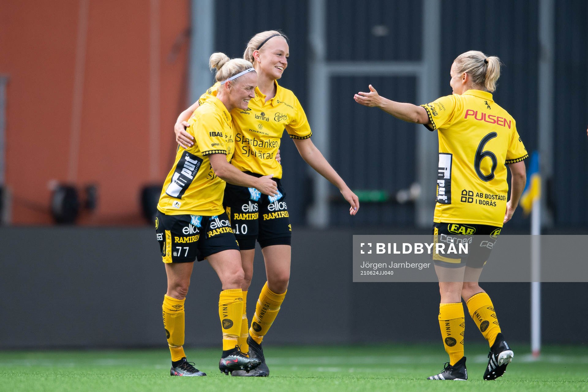 Elfsborgs Sara Jardving jublar med Matilda Ståhlbom