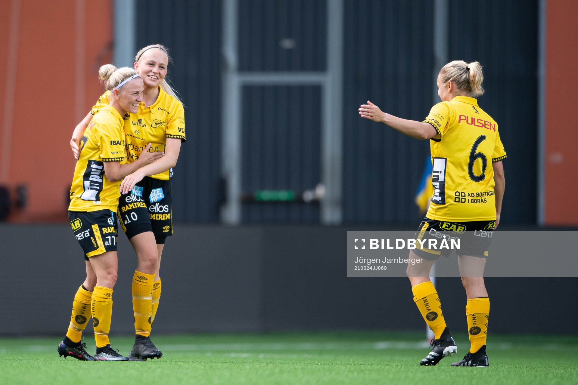 Elfsborgs Sara Jardving jublar med Matilda Ståhlbom