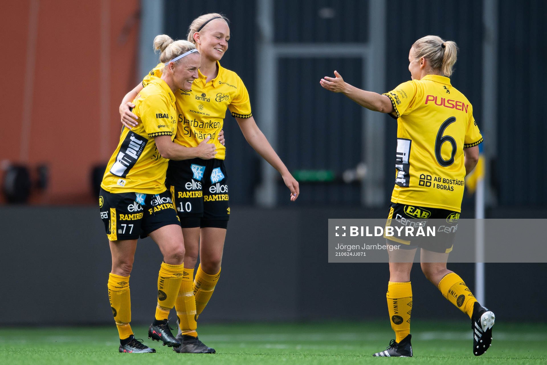 Elfsborgs Sara Jardving jublar med Matilda Ståhlbom