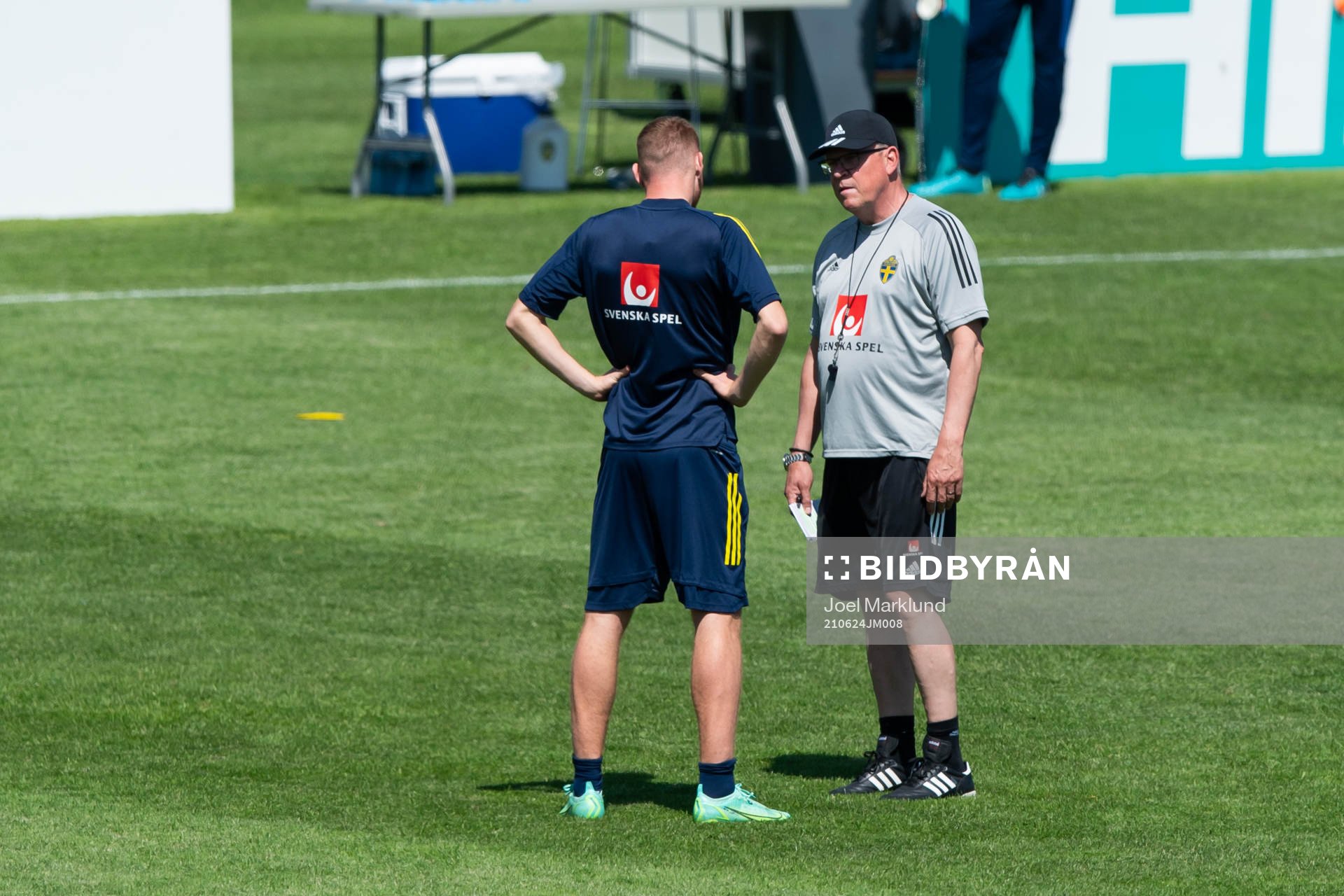 Dejan Kulusevski talks to head coach Janne Andersson of the