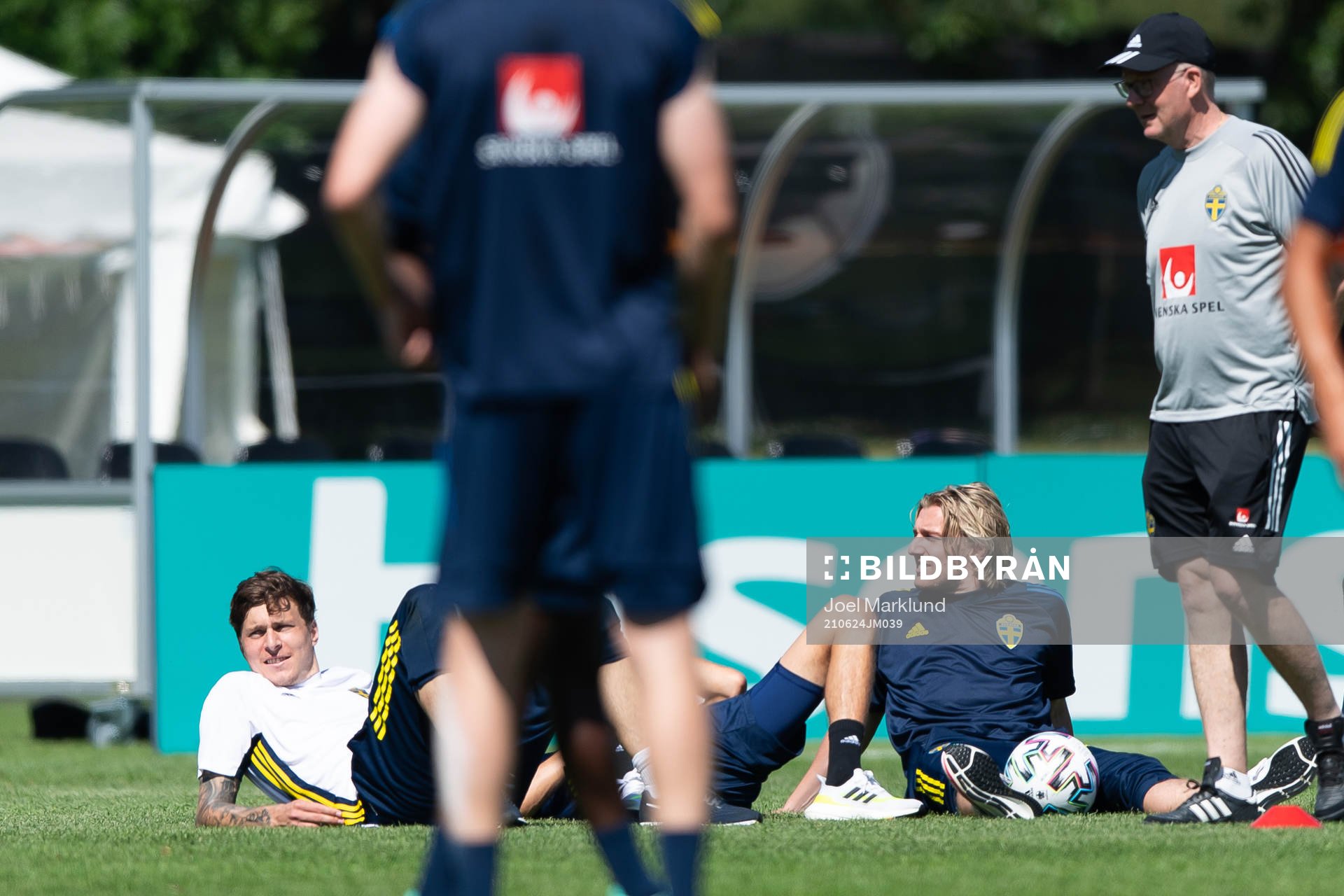 Victor Nilsson Lindelöf and Emil Forsberg of the Swedish