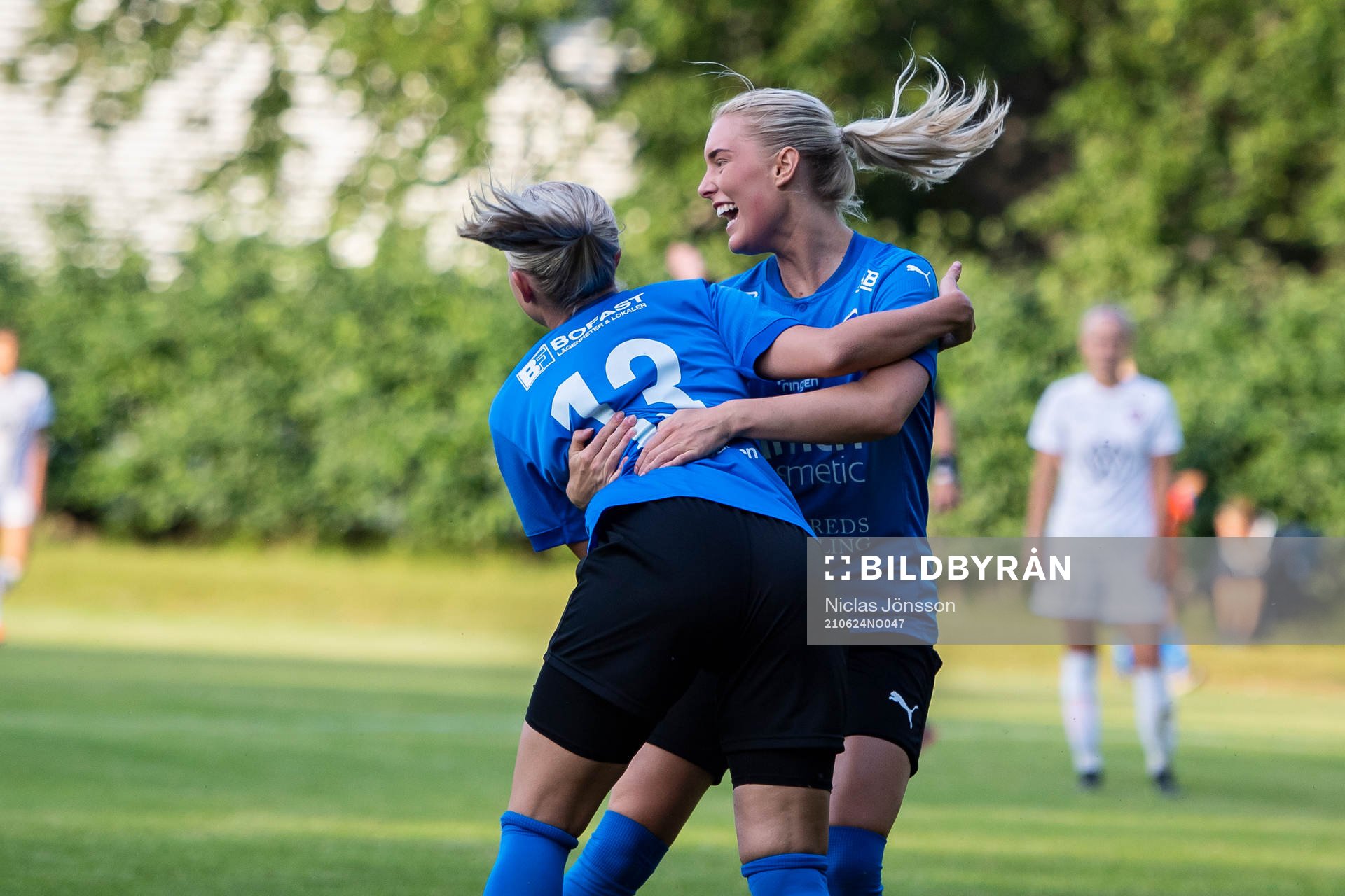 Halmstads Nellie Andersson och Hanna Comnell  jublar