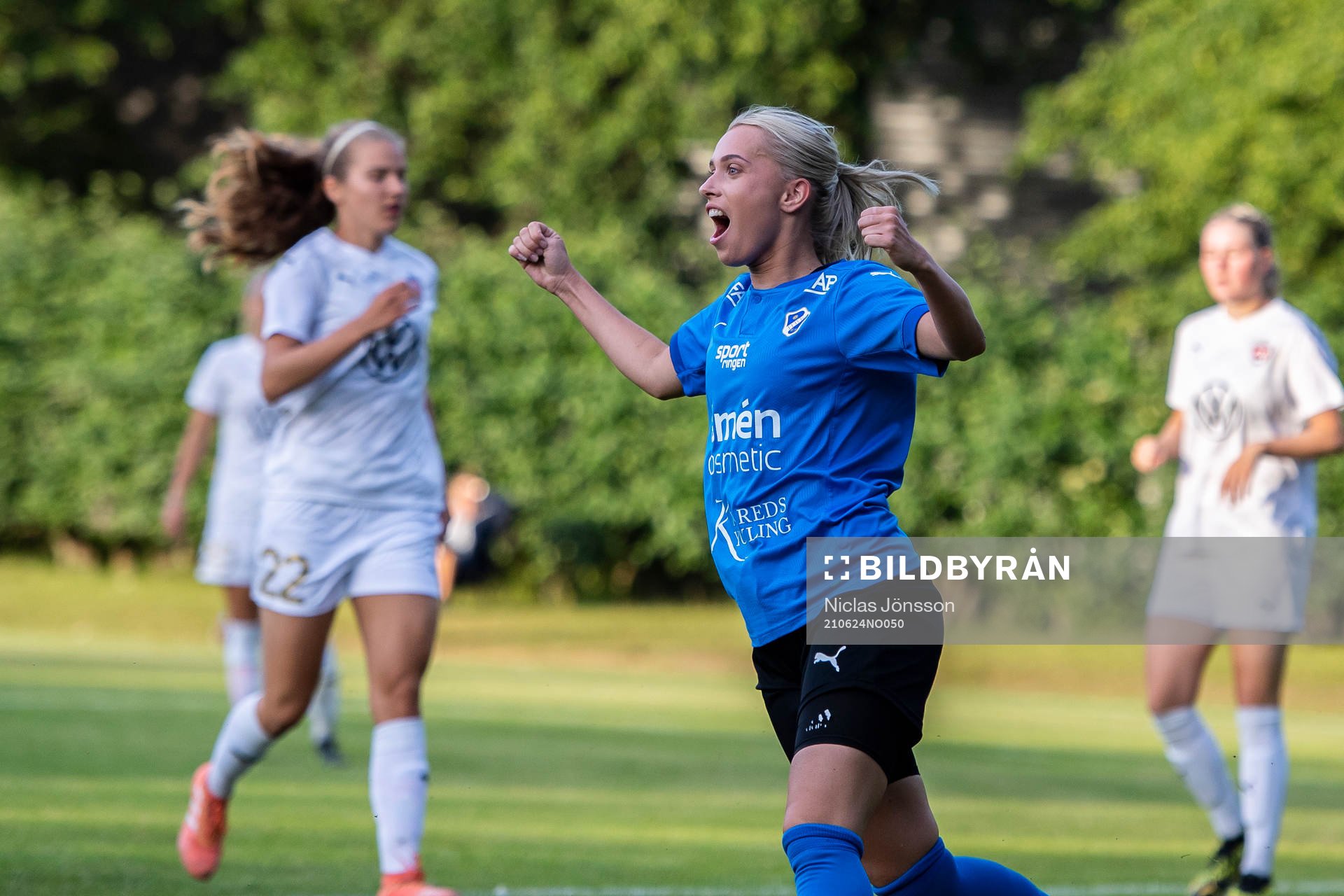 Halmstads Nellie Andersson jublar efter gjort 1-2 under fotbollsmatchen i Division 1 södra mellan Halmstad och FC Rosengård den 24 juni 2021 i Halmstad.