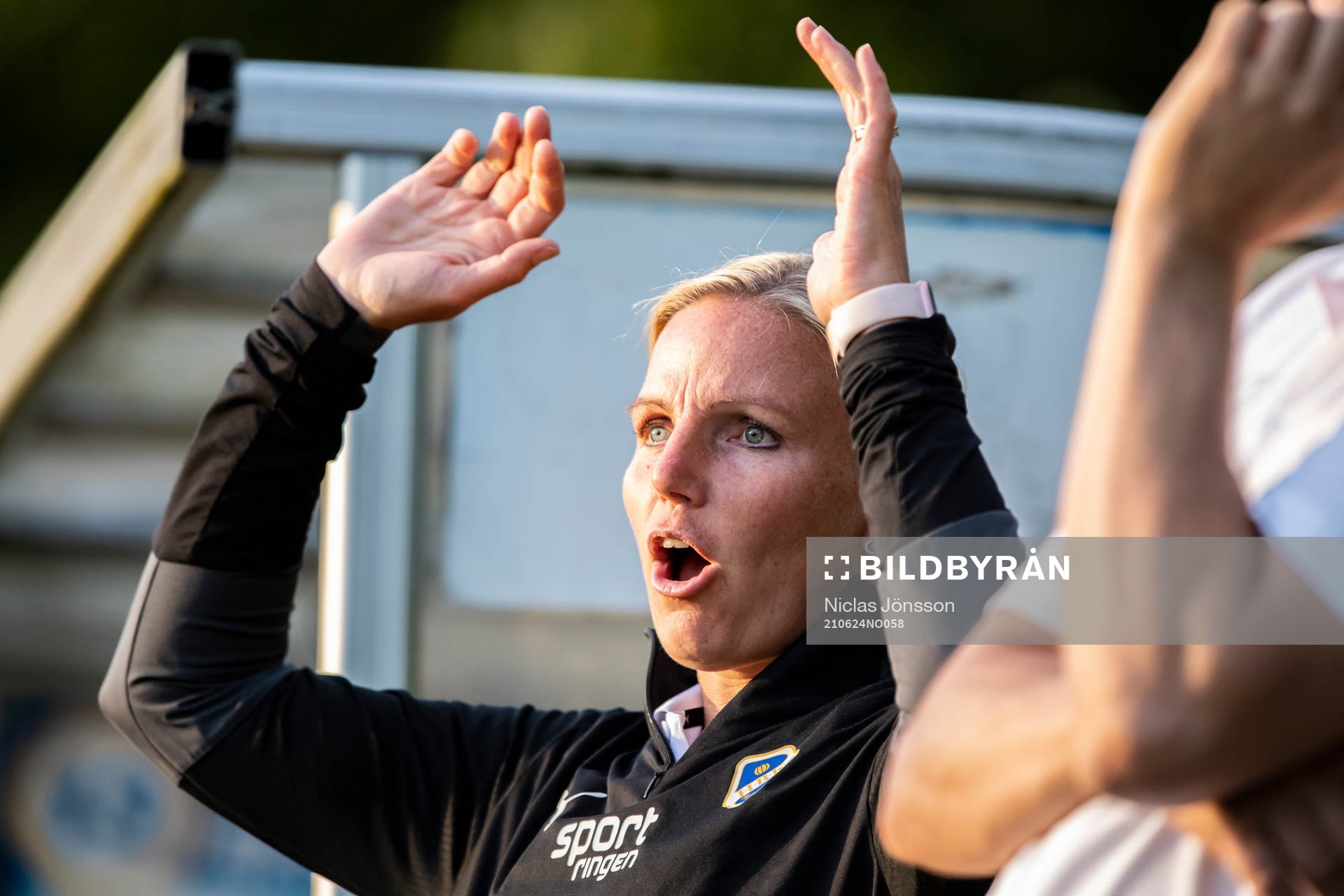Halmstads assisterande tränare/fystränare Emma Silvandersson reagerar under fotbollsmatchen i Division 1 södra mellan Halmstad och FC Rosengård den 24 juni 2021 i Halmstad.