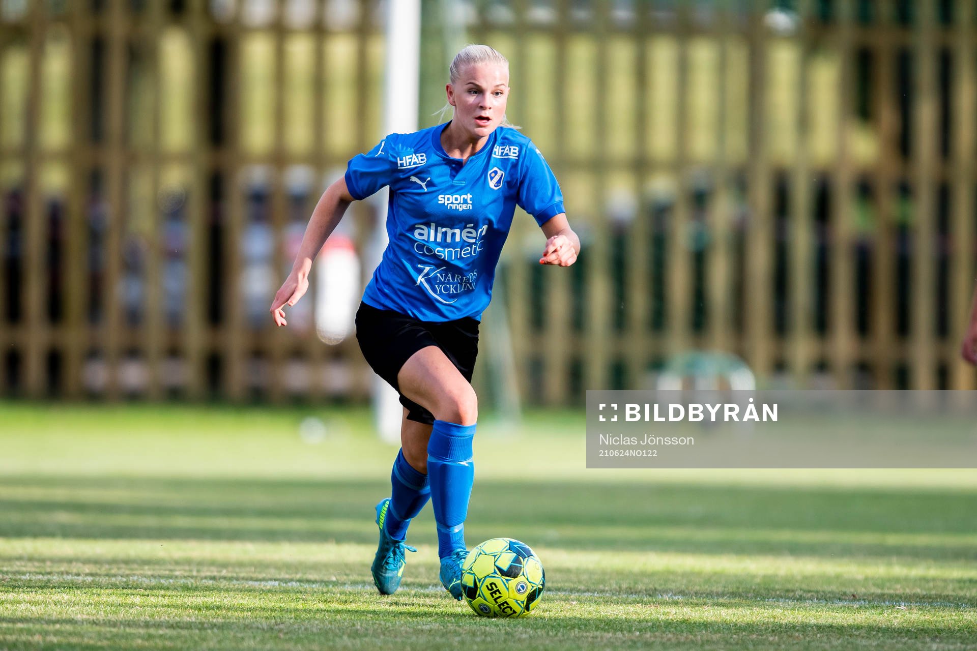 Halmstads Moa Karlsson under fotbollsmatchen i Division 1 södra mellan Halmstad och FC Rosengård den 24 juni 2021 i Halmstad.