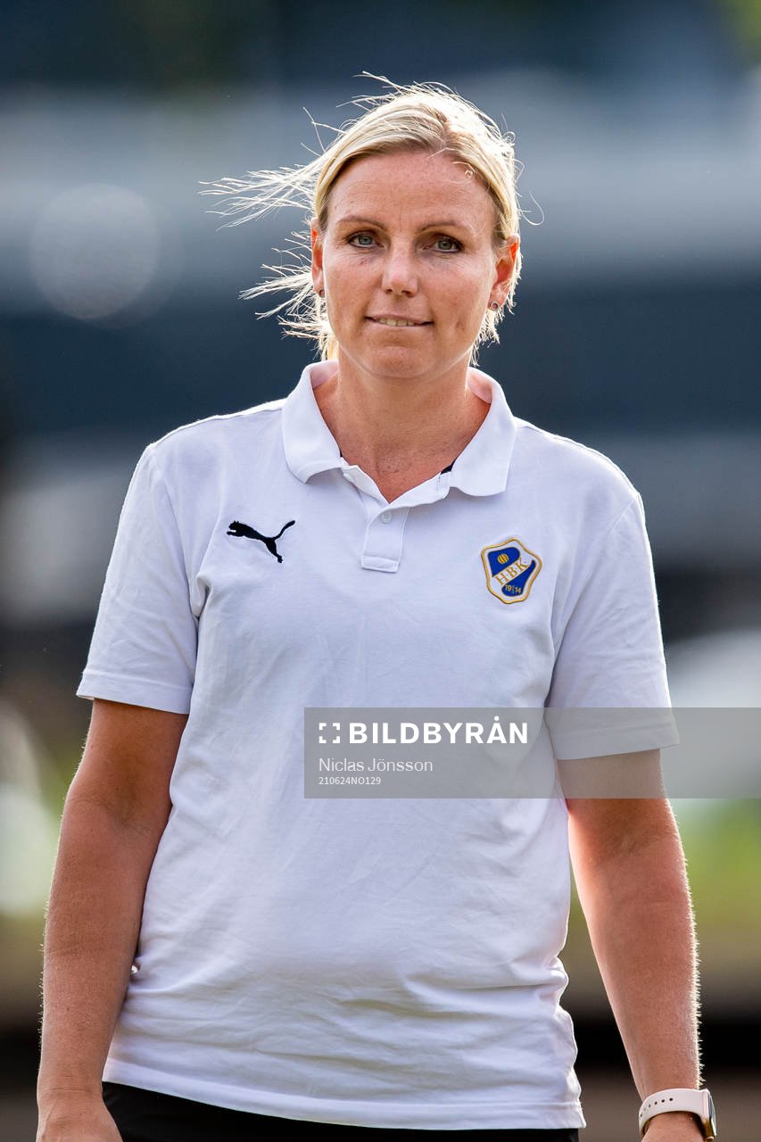 Halmstads assisterande tränare/fystränare Emma Silvandersson under uppvärmningen inför fotbollsmatchen i Division 1 södra mellan Halmstad och FC Rosengård den 24 juni 2021 i Halmstad.