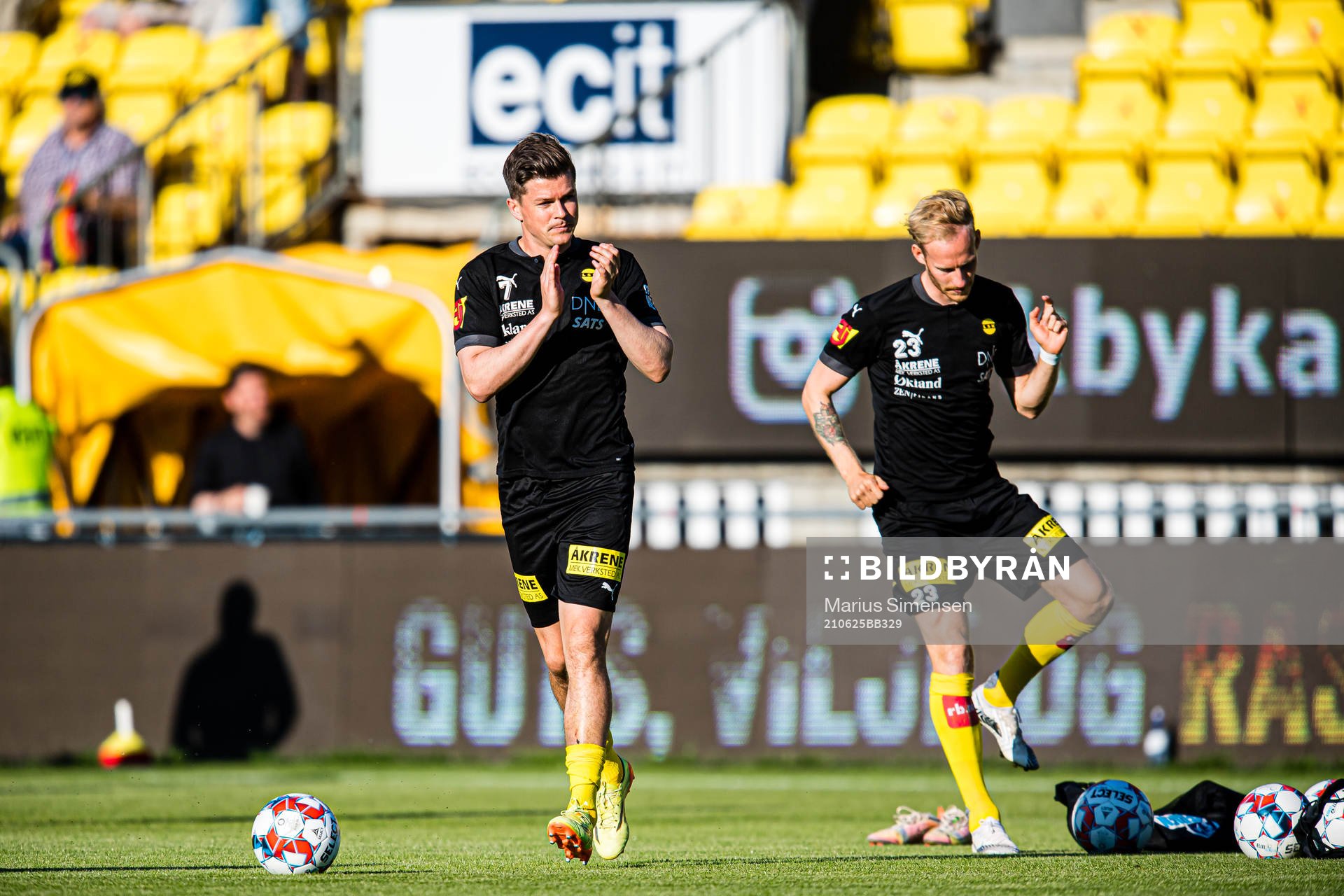 Pål Andre Helland and Gjermund Åsen of Lillestrøm warms