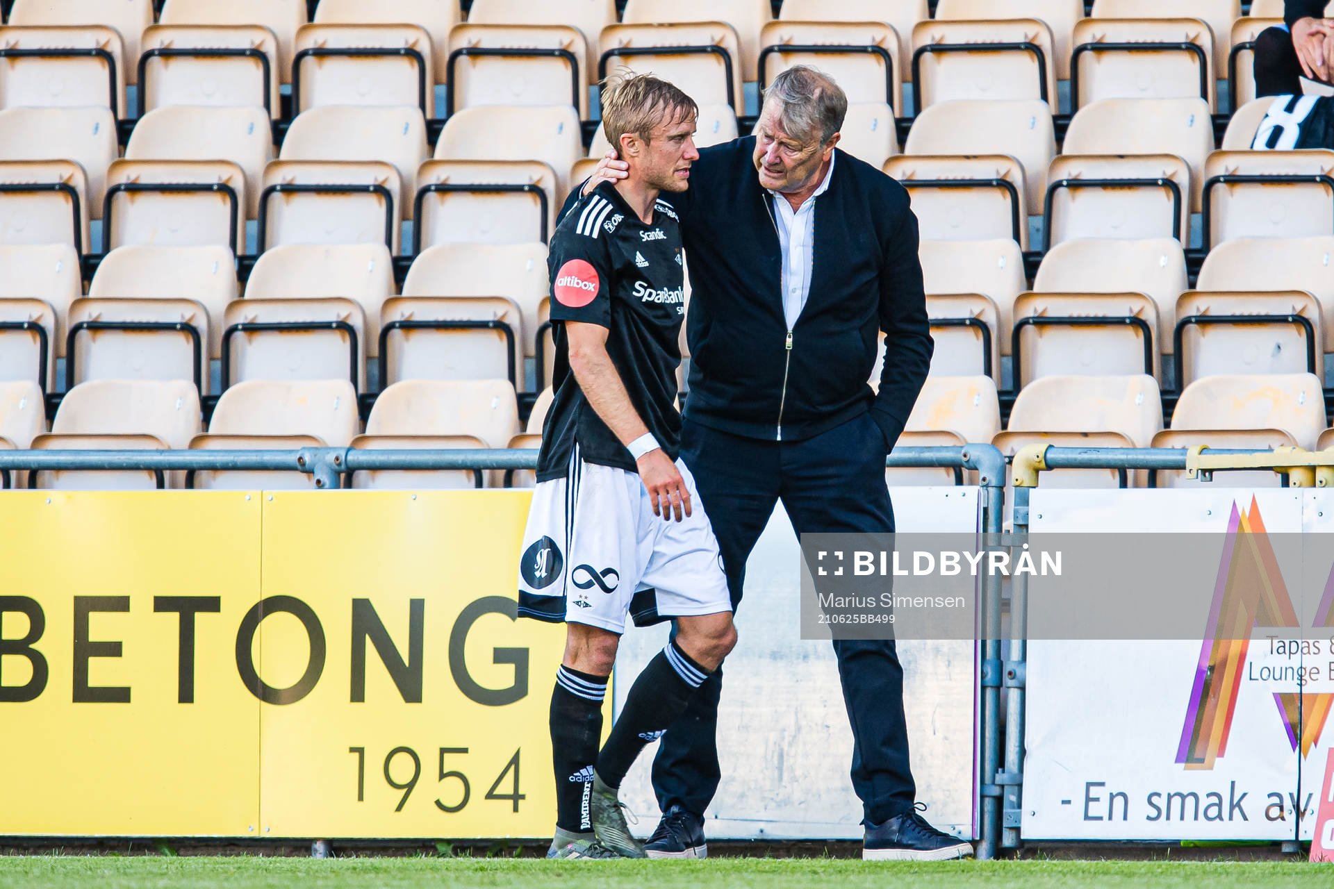 Per Ciljan Skjelbred of Rosenborg leaves the pitch with an