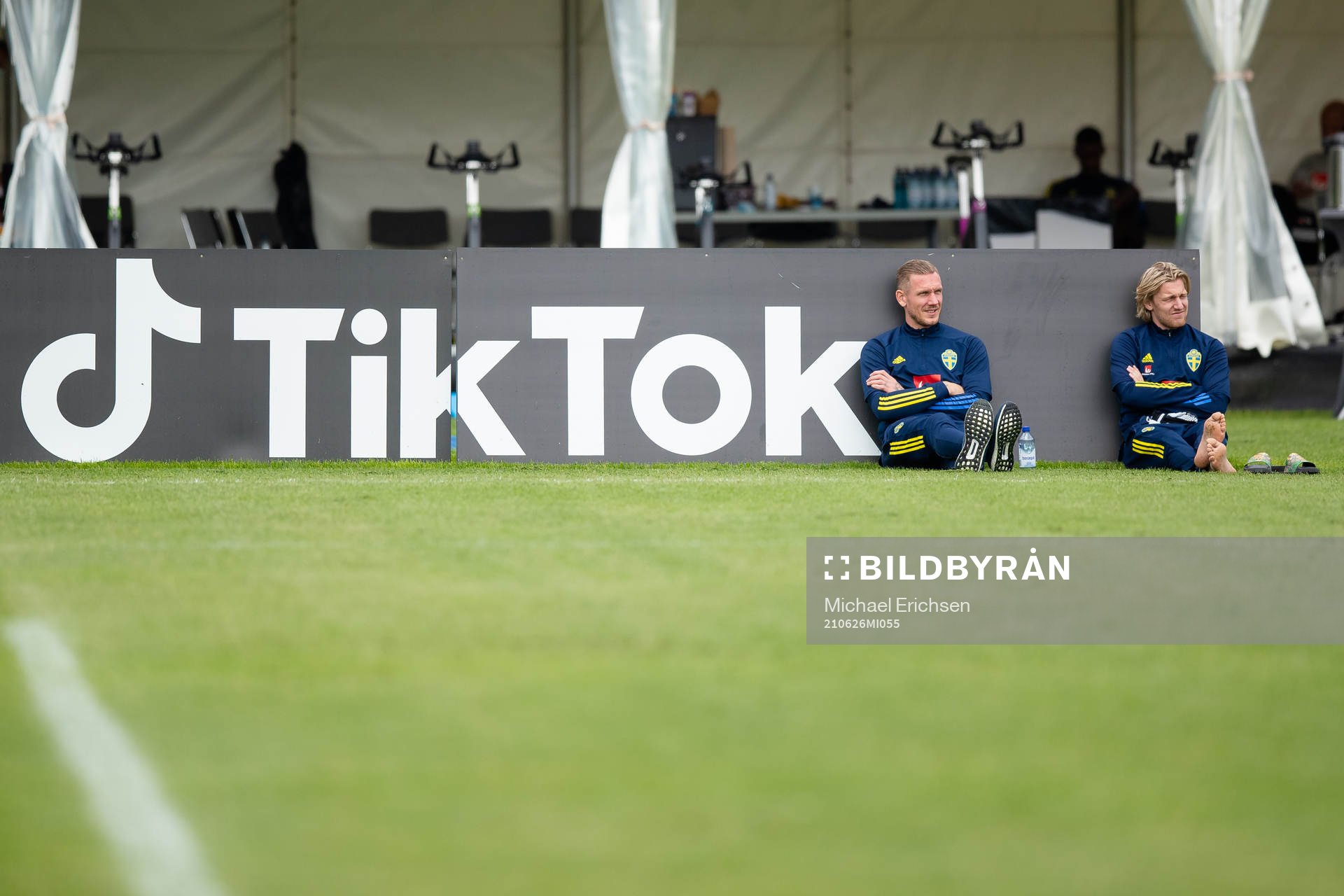 Goalkeeper Robin Olsen and Emil Forsberg of the Swedish