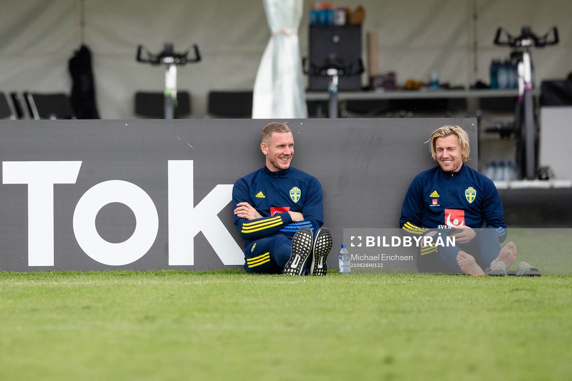 Gsoalkeeper Robin Olsen and Emil Forsberg of the Swedish