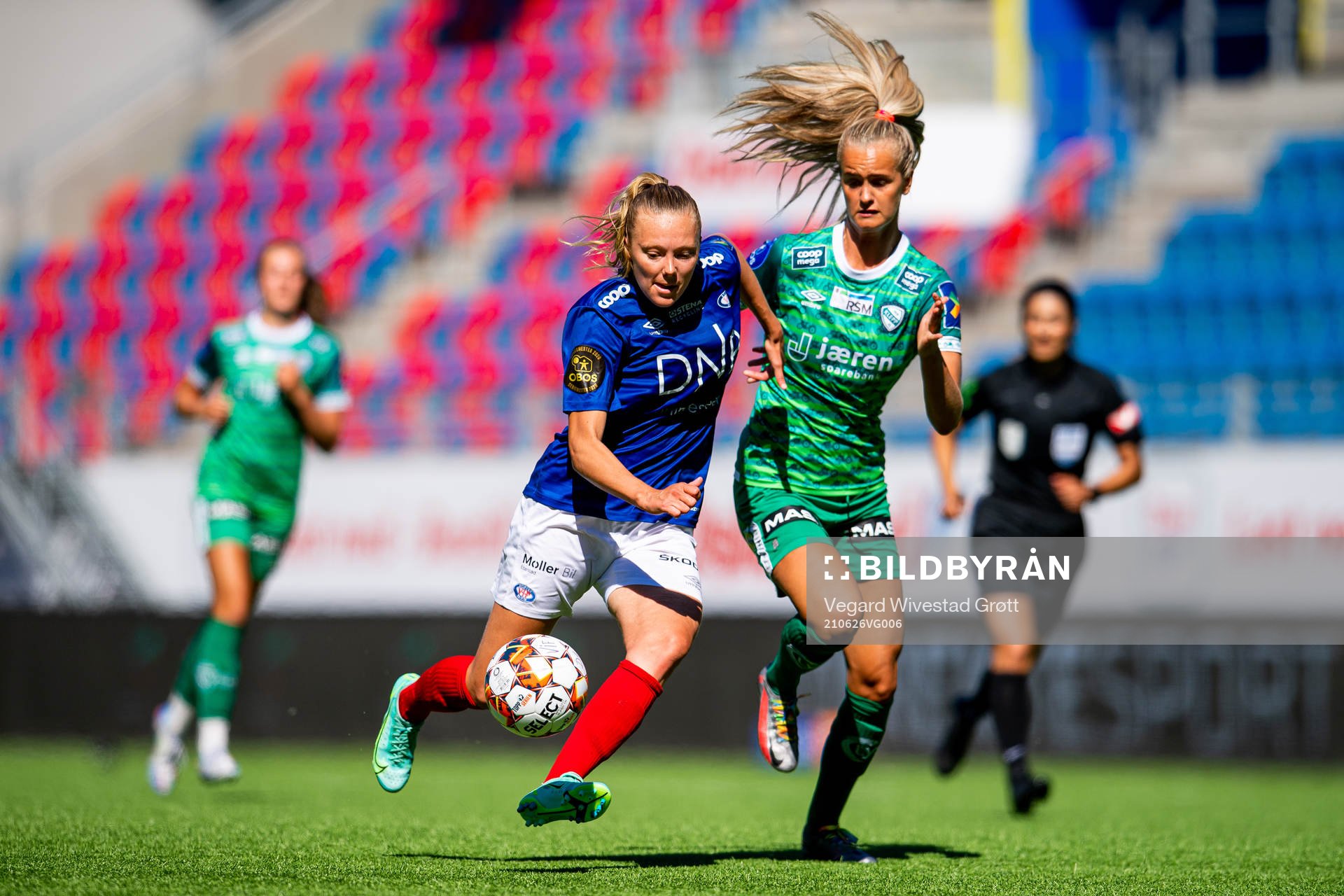 Synne Sofie Kinden Jensen of Vålerenga and Emma Braut