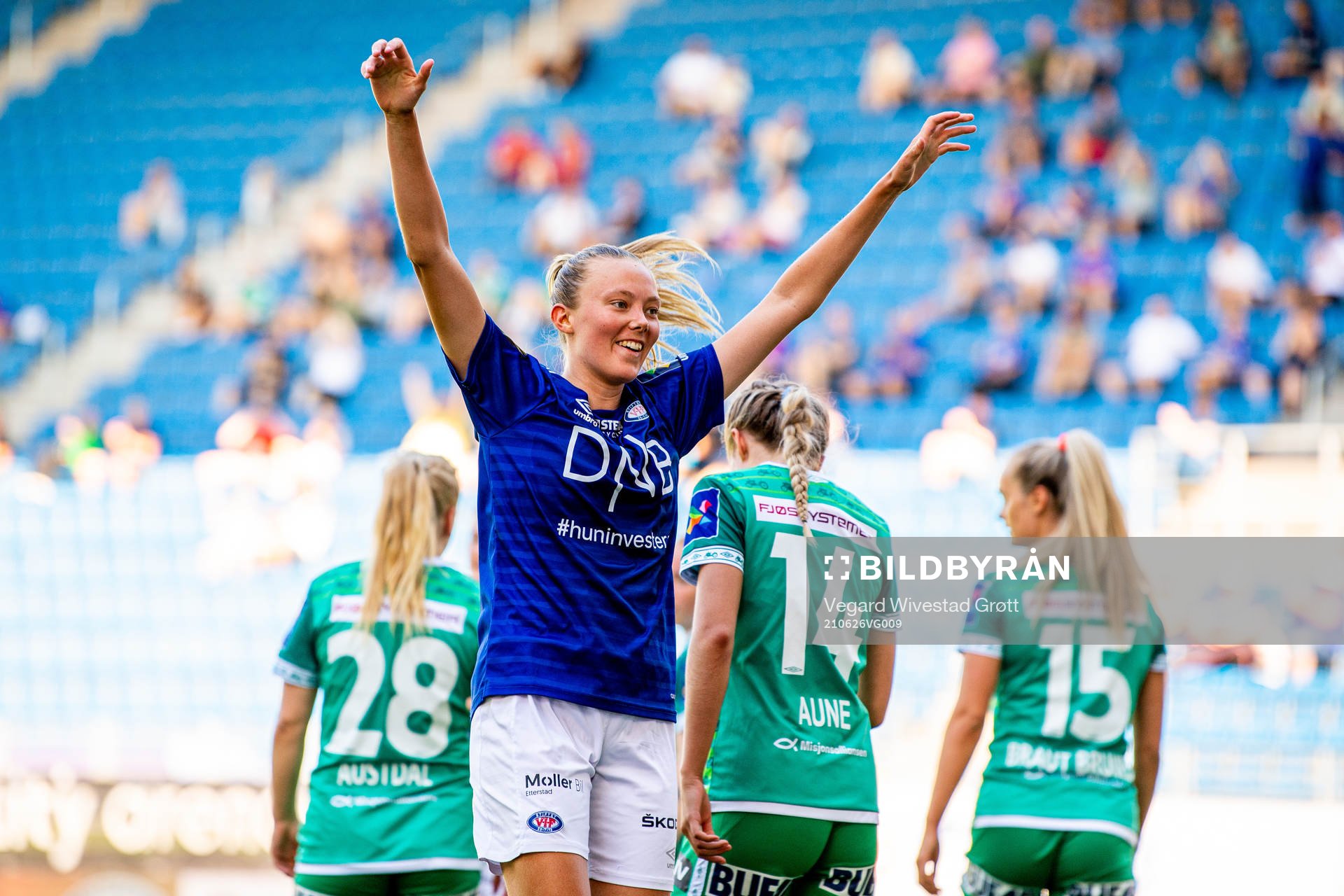 Synne Sofie Kinden Jensen of Vålerenga celebrates