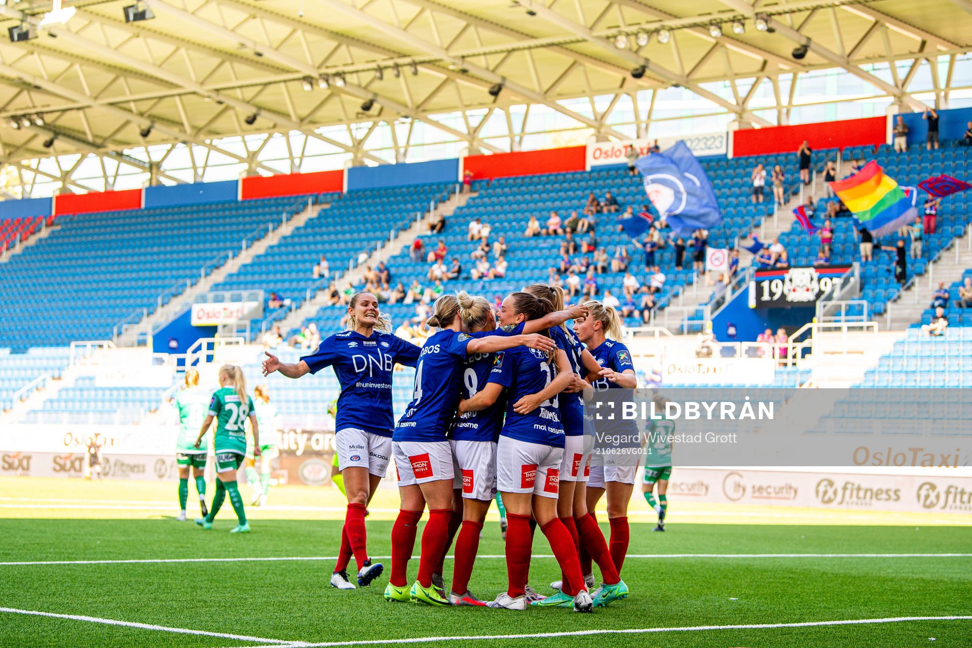 Andrine Tomter and the players of Vålerenga celebrate