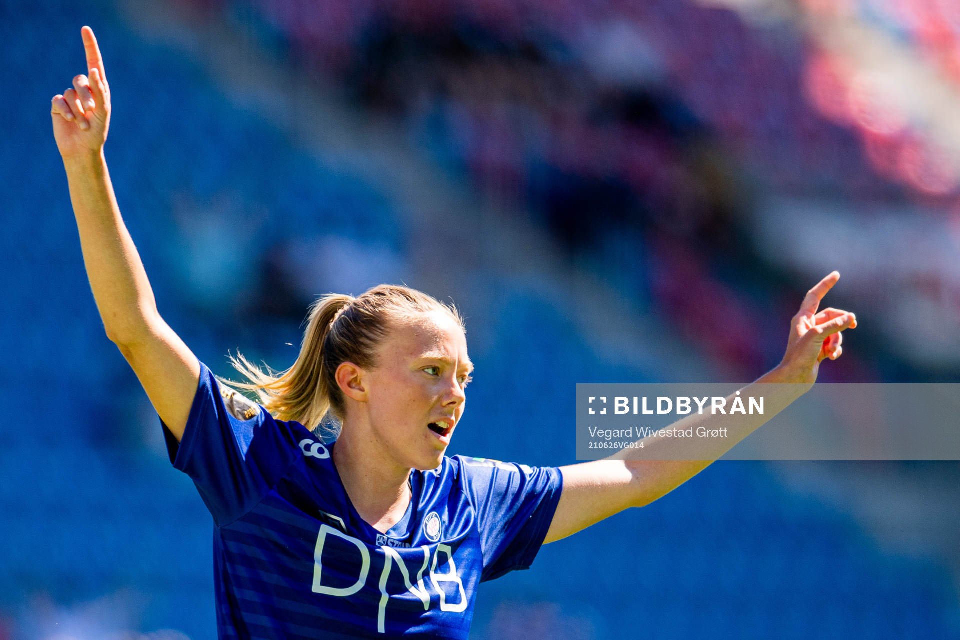 Synne Sofie Kinden Jensen of Vålerenga celebrates