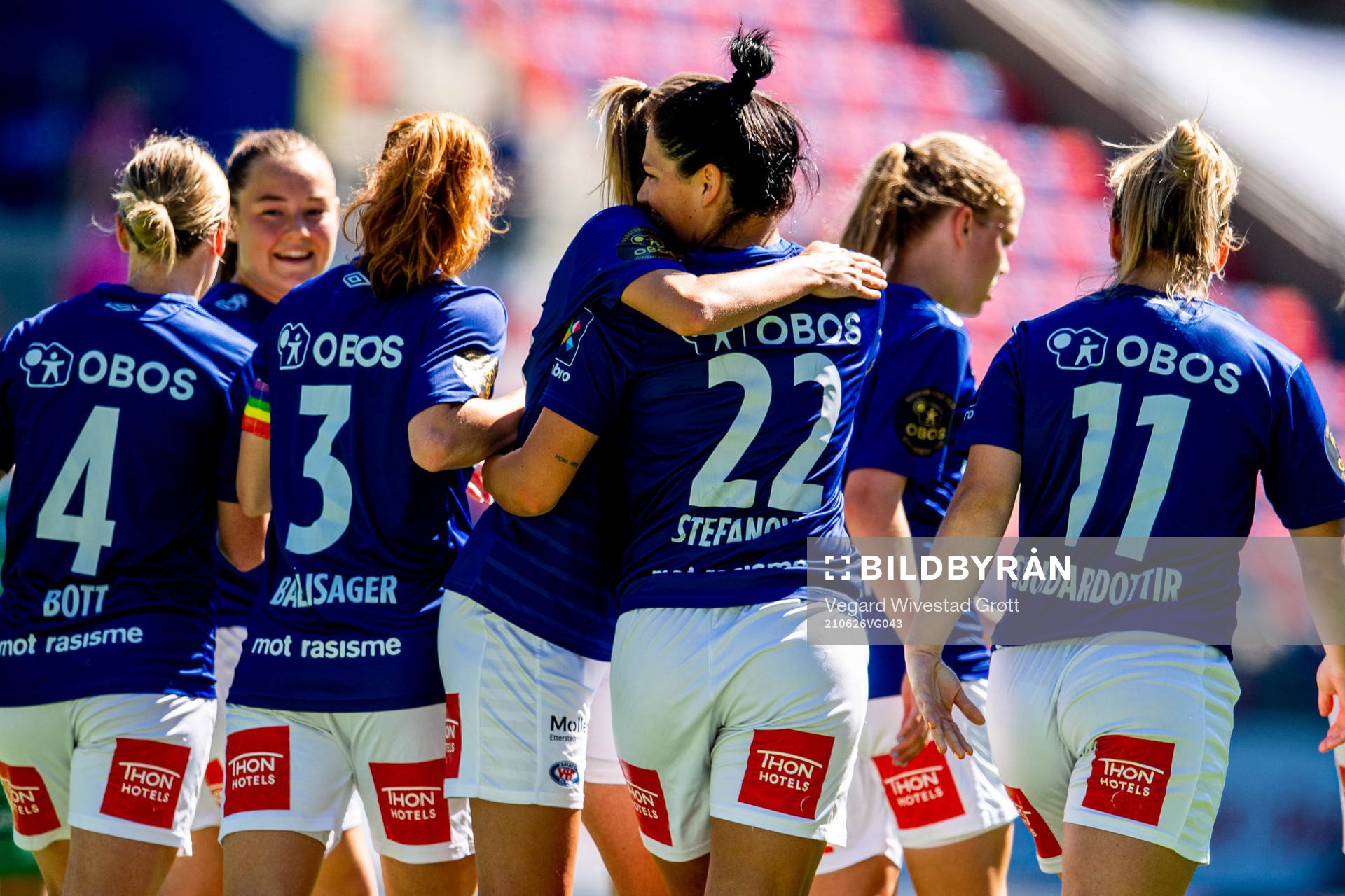 Dejana Stefanovic of Vålerenga celebrates with teammates