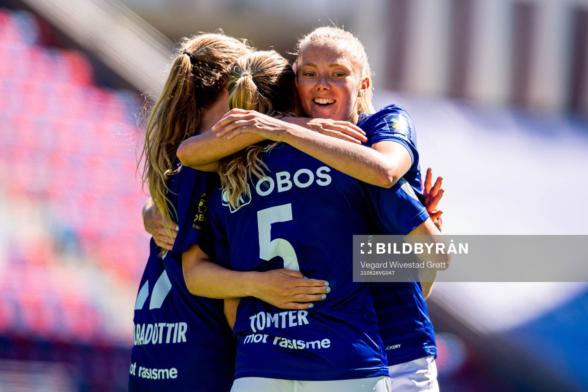 Andrine Tomter of Vålerenga celebrates with teammate Synne