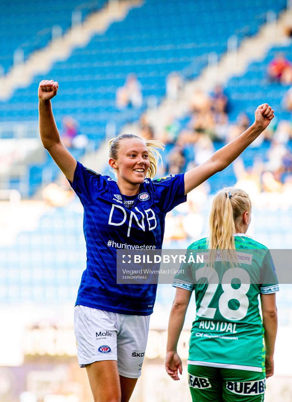 Synne Sofie Kinden Jensen of Vålerenga celebrates