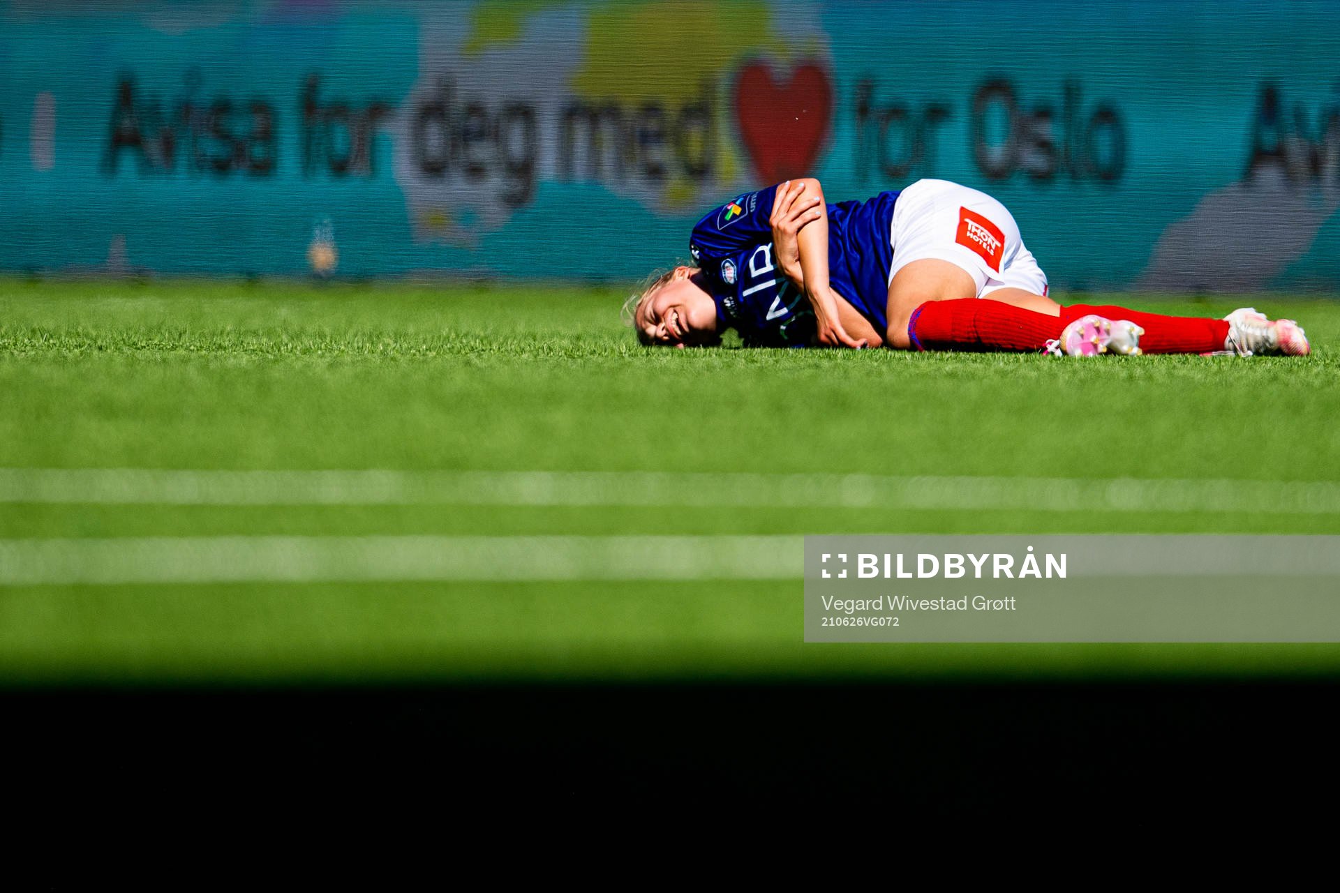 Amanda Jacobsen Andradóttir of Vålerenga with an injury