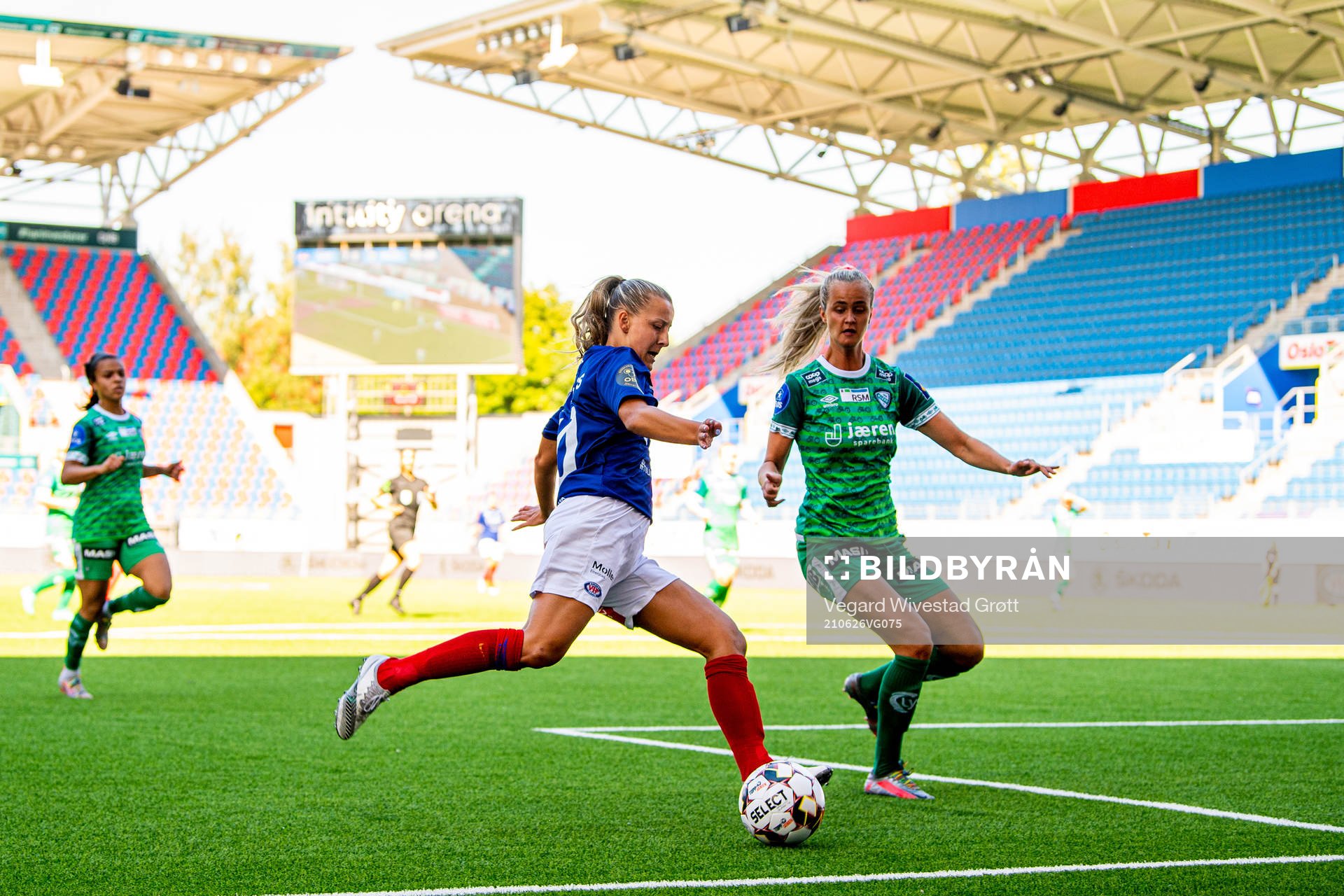 Stine Brekken of Vålerenga and Emma Braut Brunes of Klepp