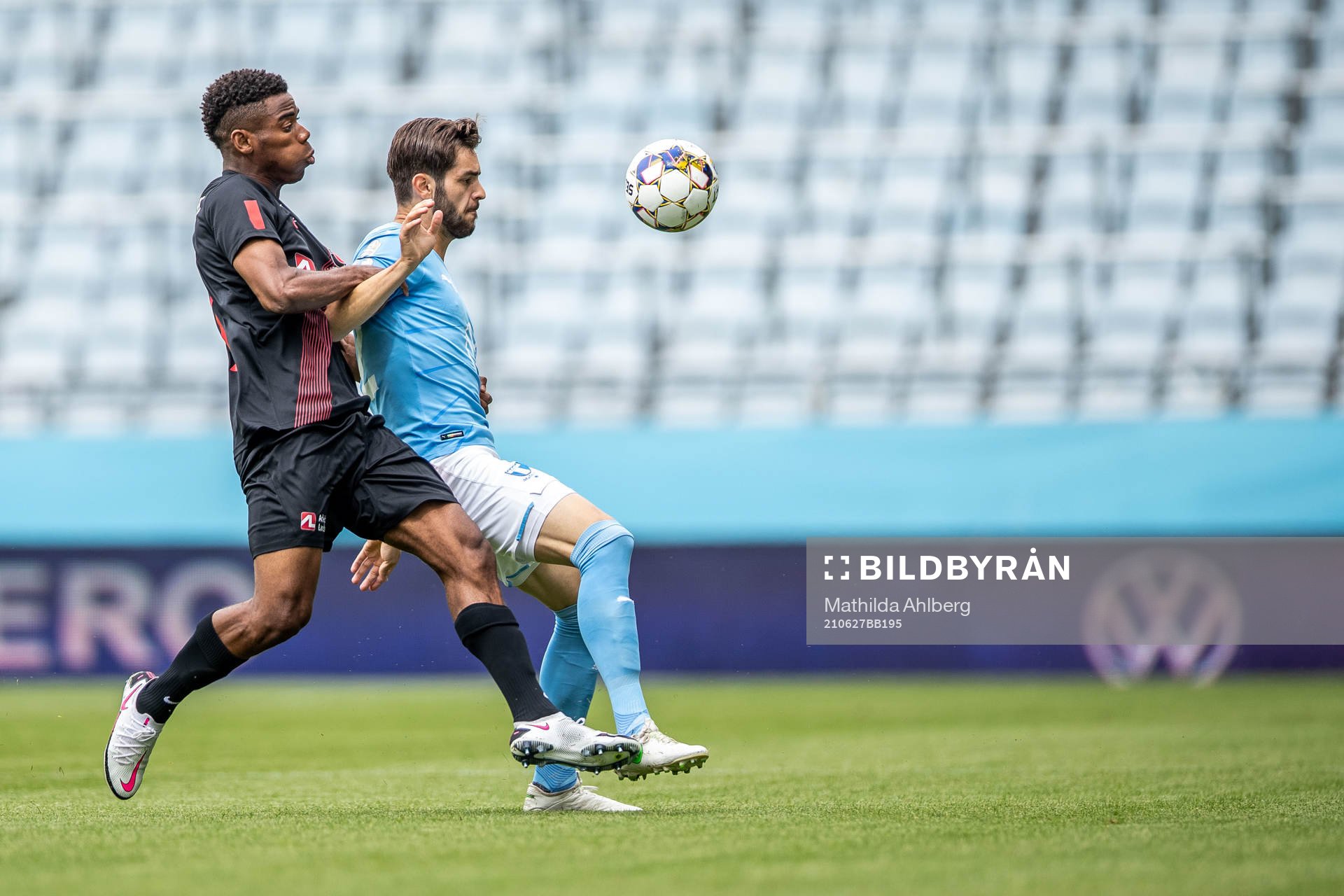 Midtjyllands Raphael Onyedika omg Malmö FFs Adi Nalic