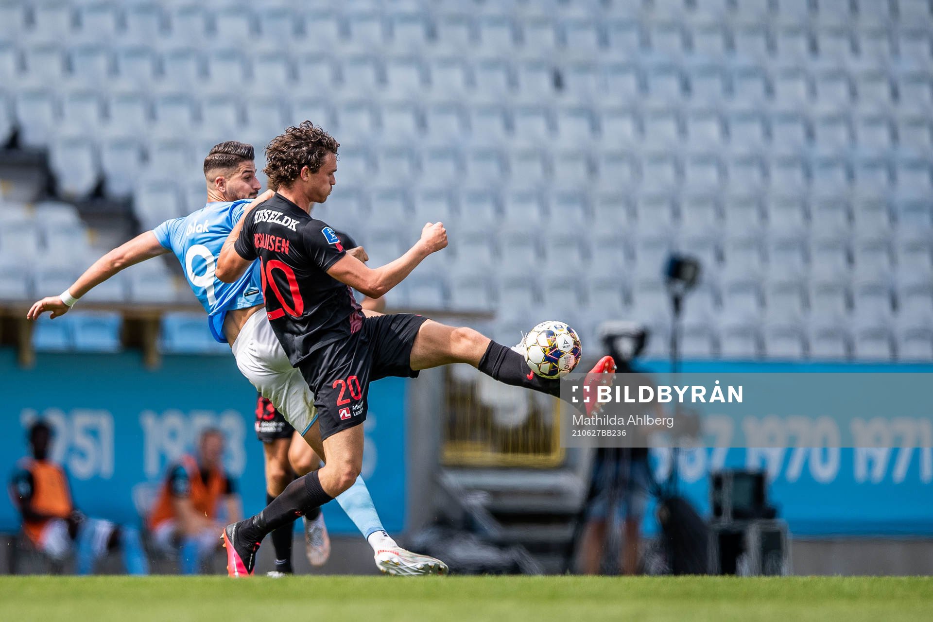 Midtjyllands Rasmus Nicolaisen och Malmö FFs Antonio Colak under träningsmatchen i fotboll mellan Malmö FF och Midtjylland den 27 juni 2021 i Malmö.