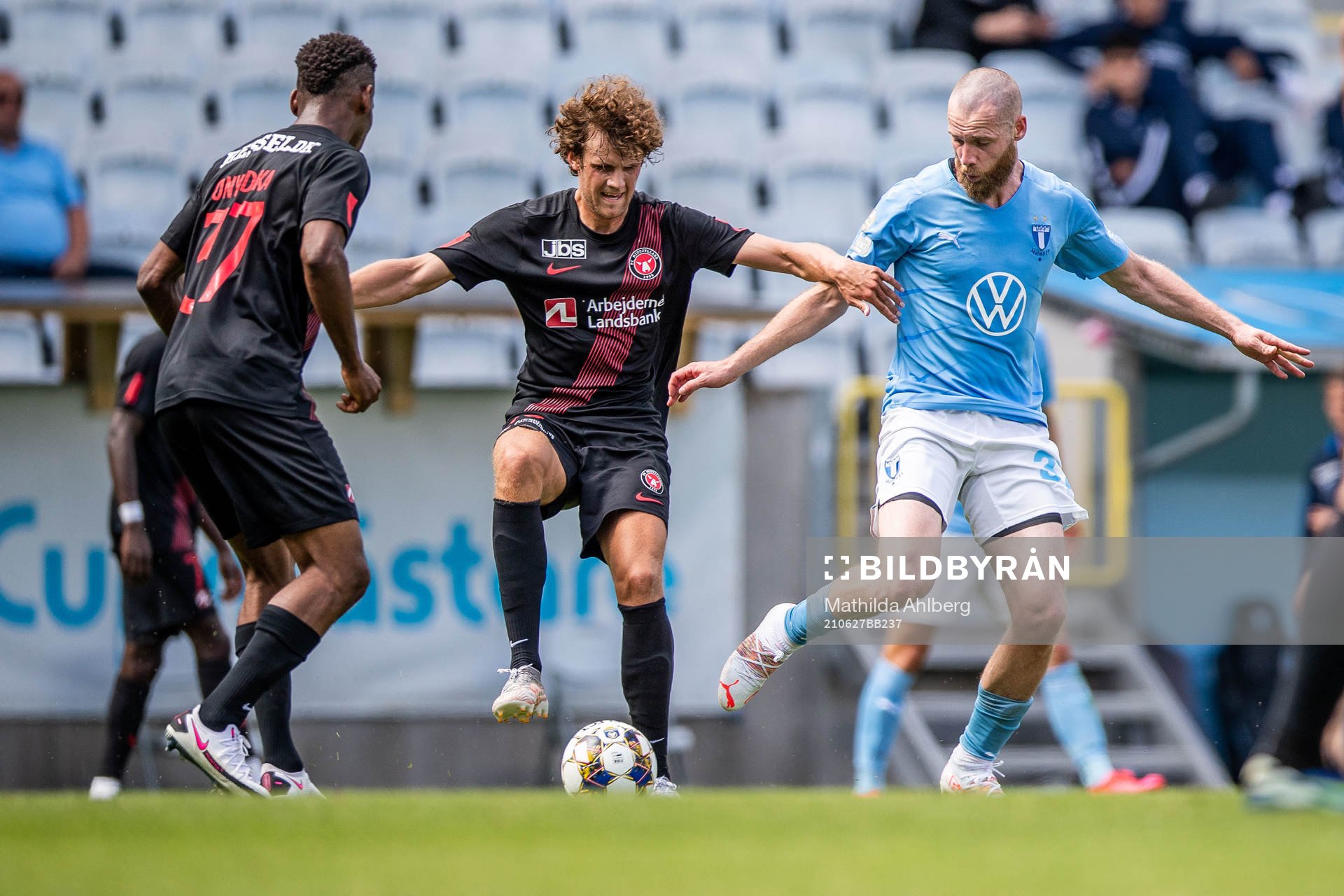 Midtjyllands Rasmus Nicolaisen och Malmö FFs Jo Inge Berget under träningsmatchen i fotboll mellan Malmö FF och Midtjylland den 27 juni 2021 i Malmö.