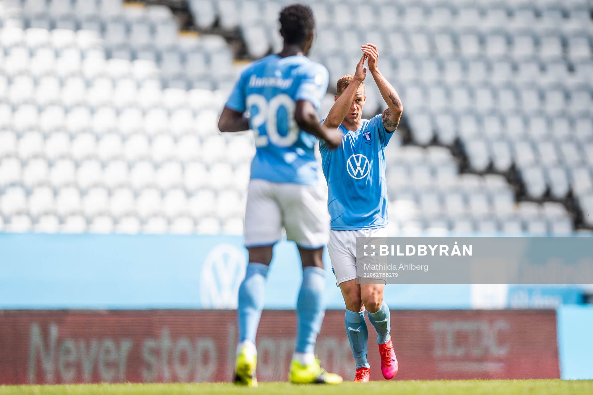 Malmö FFs Felix Beijmo jublar efter 1-2 under träningsmatchen i fotboll mellan Malmö FF och Midtjylland den 27 juni 2021 i Malmö. 