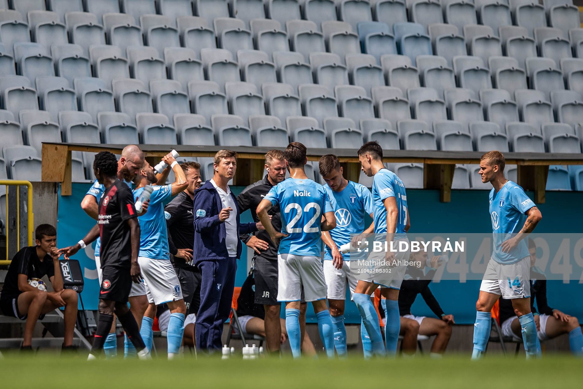 Malmö FFs huvudtränare Jon Dahl Tomasson i samtal med spelare under träningsmatchen i fotboll mellan Malmö FF och Midtjylland den 27 juni 2021 i Malmö.