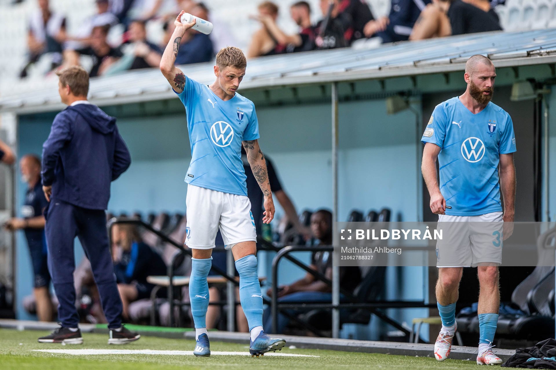 Malmö FFs Sören Rieks kastar en flaska