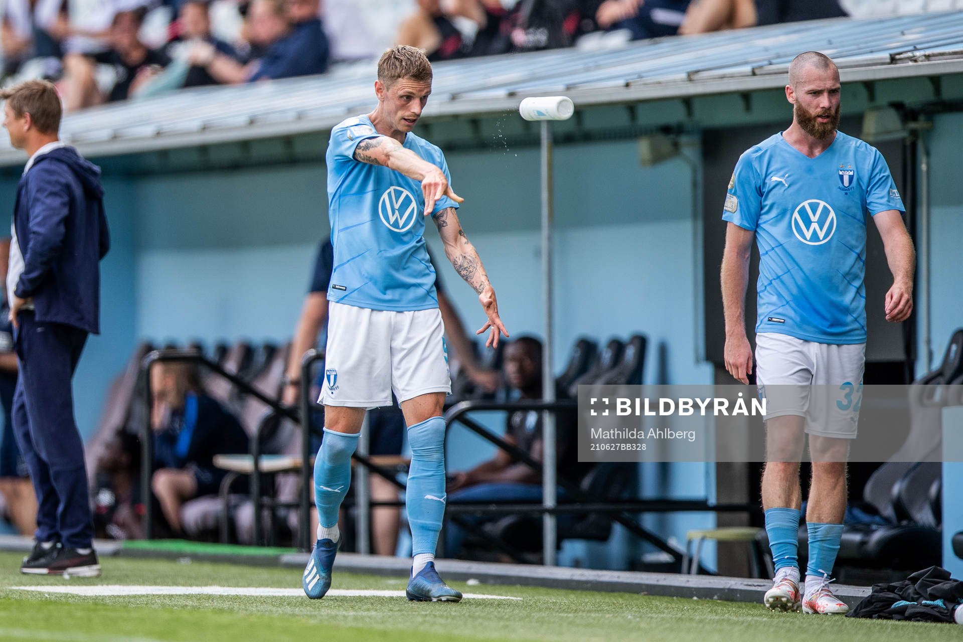 Malmö FFs Sören Rieks kastar en flaska