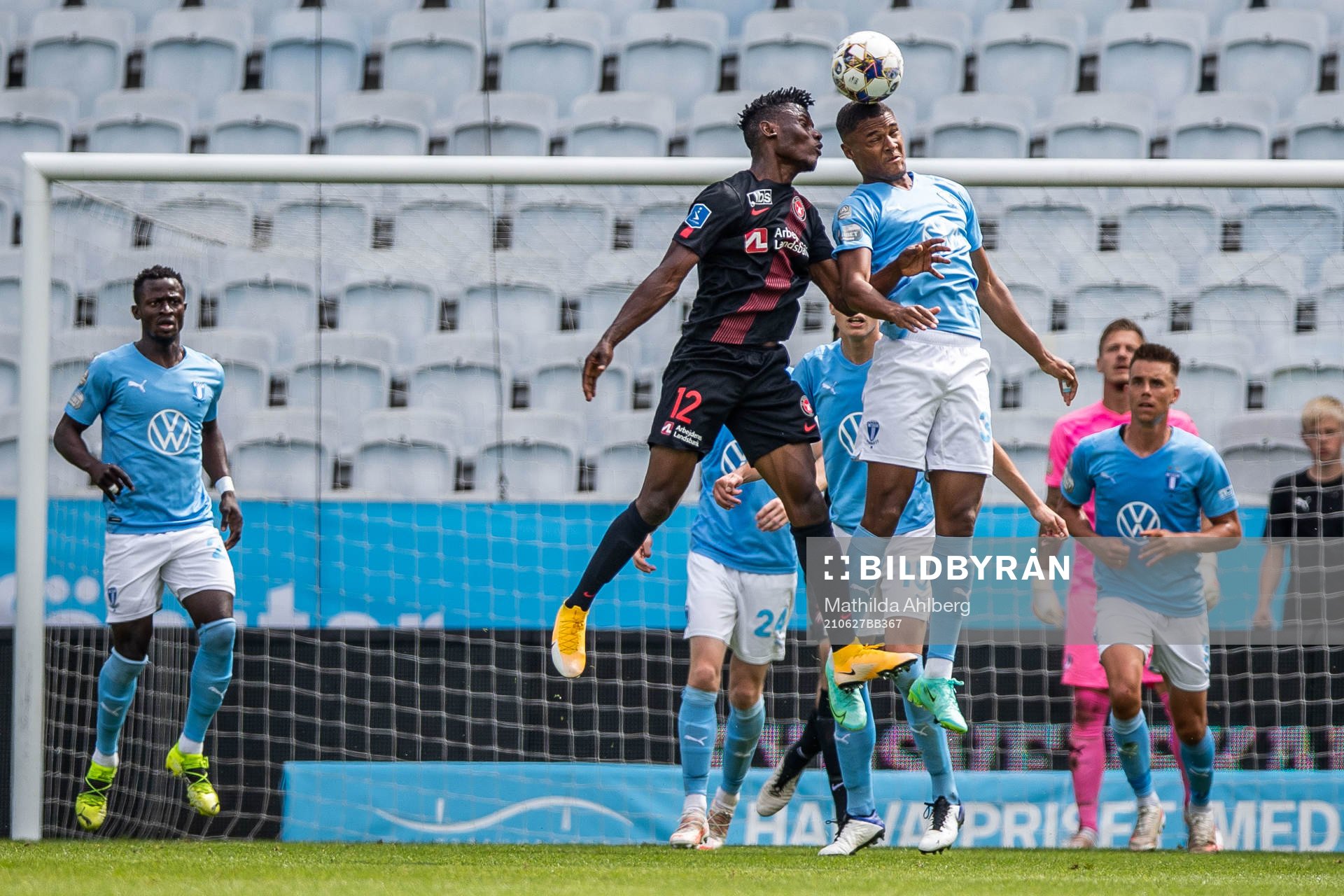Midtjyllands Fabrice och Malmö FFs Amin Sarr under träningsmatchen i fotboll mellan Malmö FF och Midtjylland den 27 juni 2021 i Malmö.