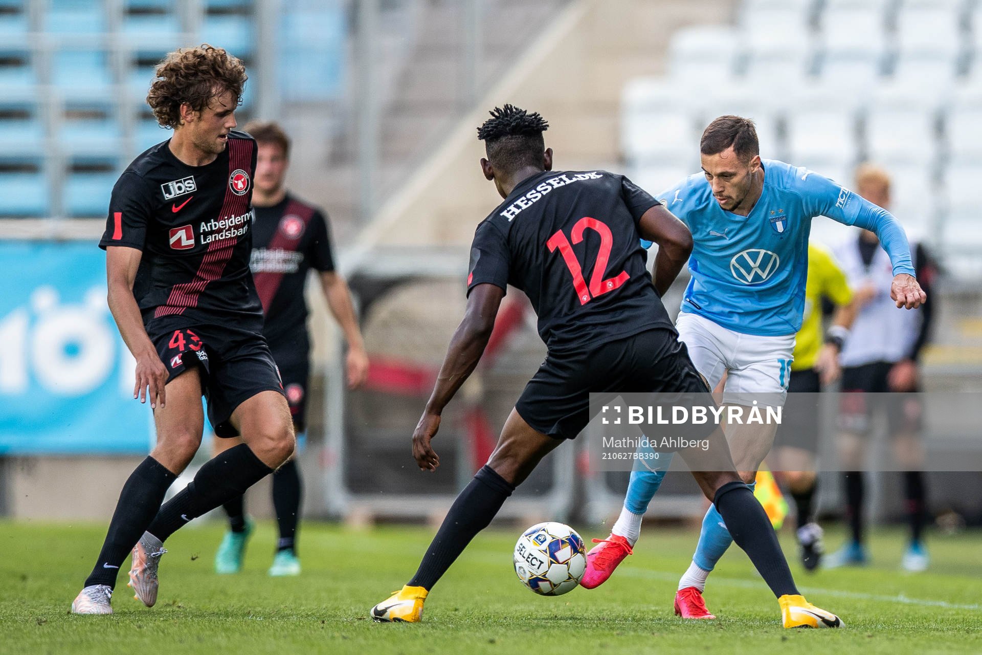 Malmö FFs Anders Christiansen driver med bollen mot Midtjyllands Nicolas Madsen och Fabrice under träningsmatchen i fotboll mellan Malmö FF och Midtjylland den 27 juni 2021 i Malmö.