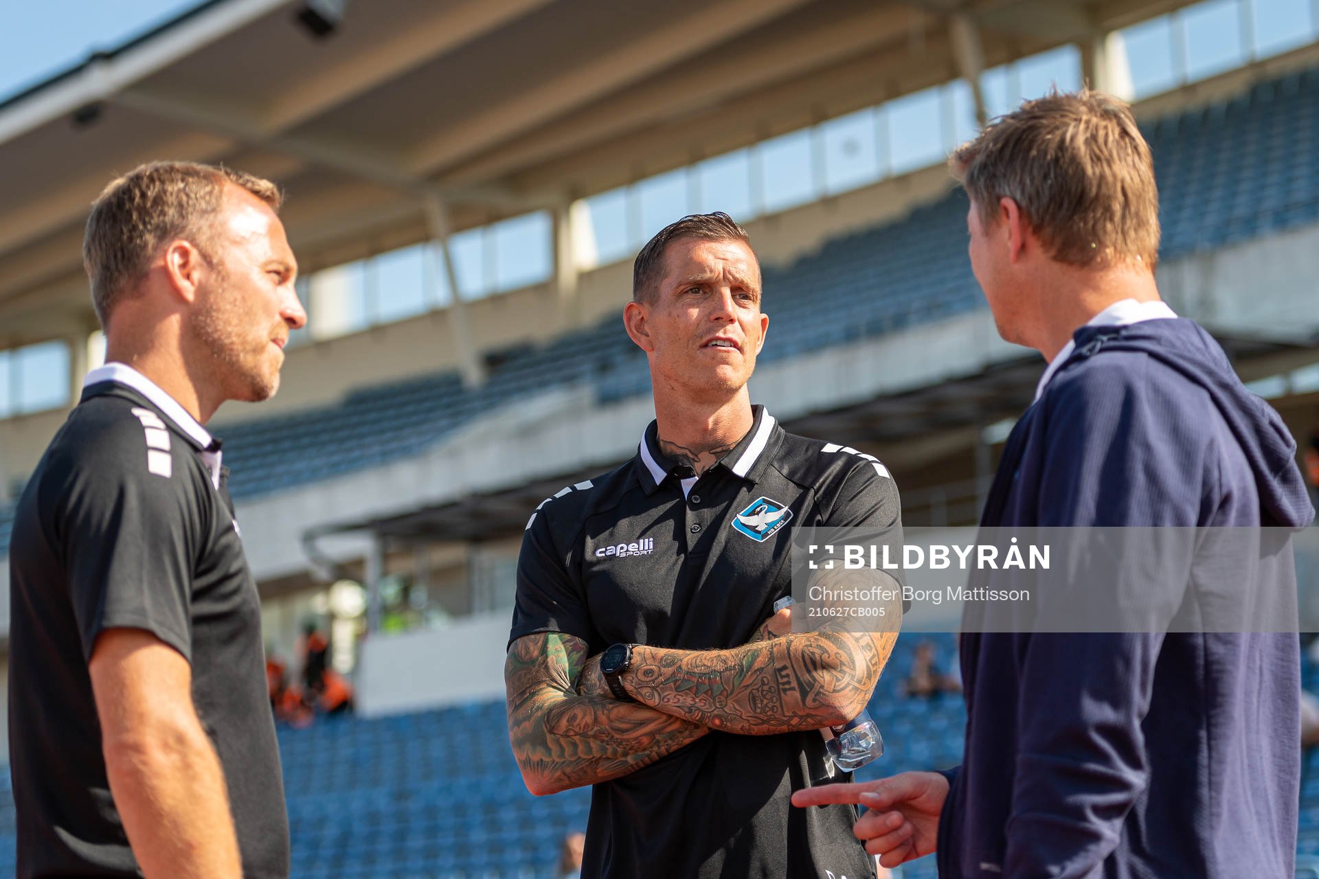 Köges assisterande tränare Lars Jacobsen, tränare Daniel Agger och Malmö FFs huvudtränare Jon Dahl Tomasson inför träningsmatchen i fotboll mellan Malmö FF och Köge den 27 juni 2021 i Malmö.