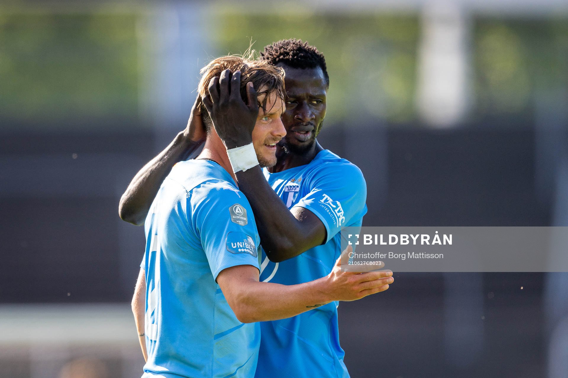 Malmö FFs Eric Larsson och Bonke Innocent jublar efter 2-0 under träningsmatchen i fotboll mellan Malmö FF och Köge den 27 juni 2021 i Malmö.