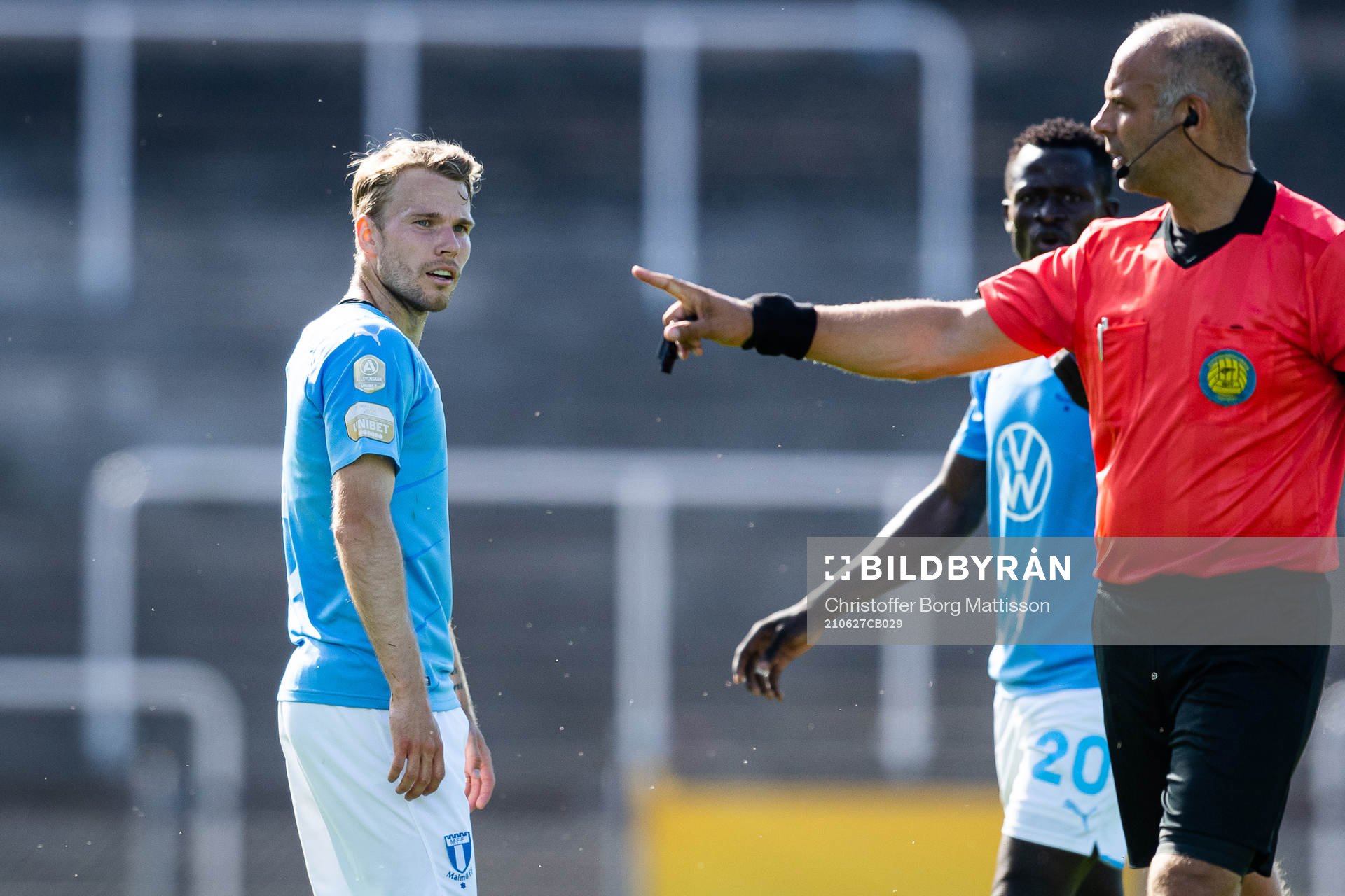 Malmö FFs Oscar Lewicki reagerar mot ett domslut
