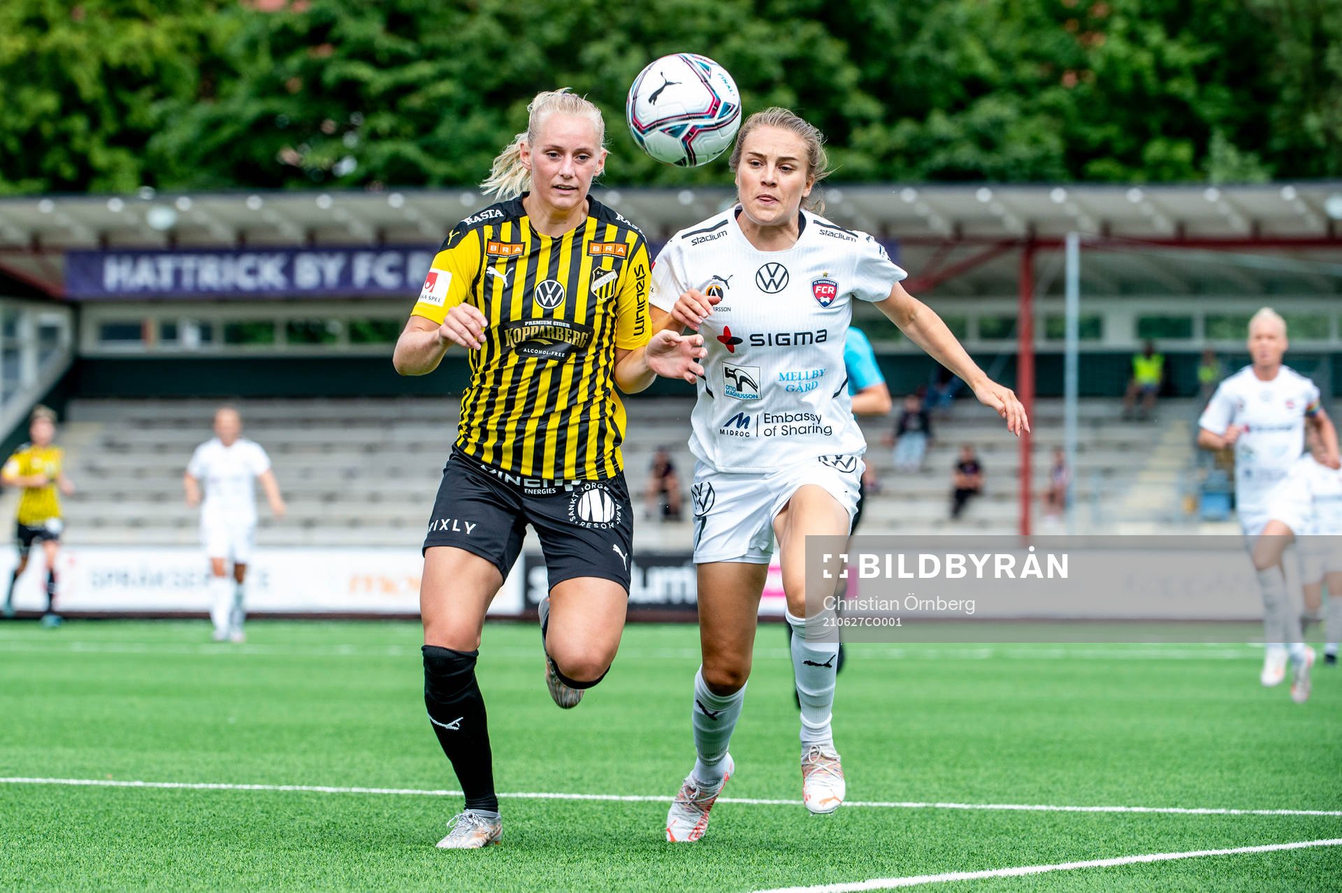 Häckens Stina Blackstenius mot Rosengårds Fiona Brown
