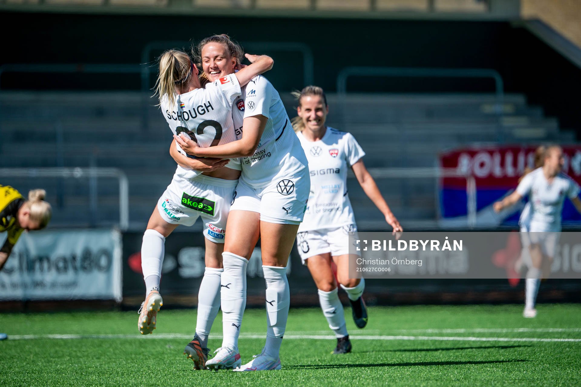 Rosengårds Stefanie Sanders jublar med Olivia Schough