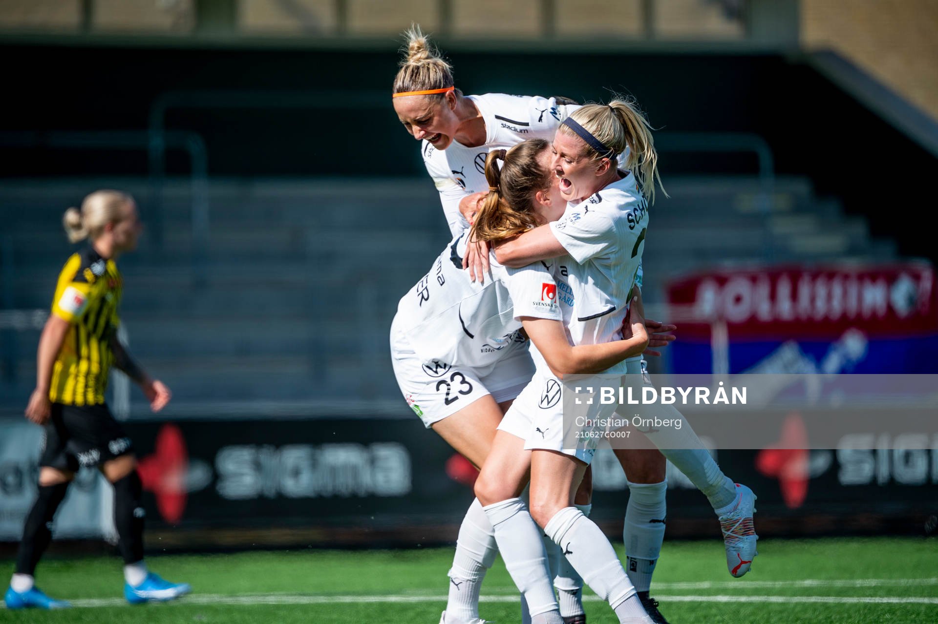 Rosengårds Stefanie Sanders jublar med Olivia Schough och Sanne Troelsgaard efter 2-0 under fotbollsmatchen i Damallsvenskan mellan FC Rosengård och Häcken den 27 juni 2021 i Malmö.