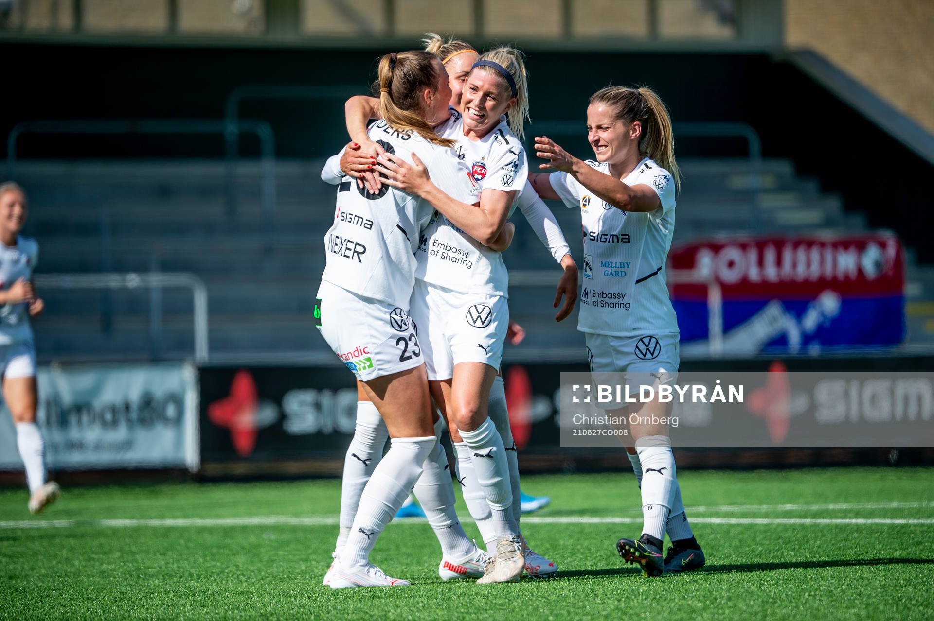 Rosengårds Stefanie Sanders jublar med Olivia Schough