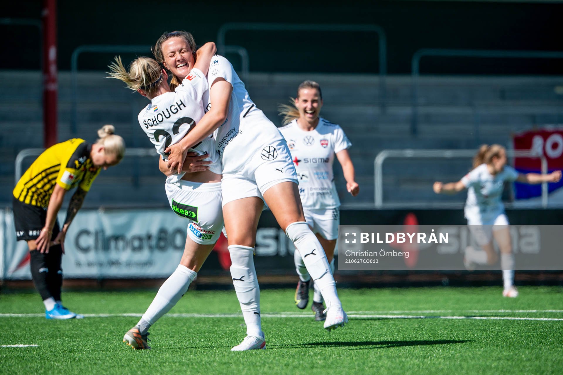 Rosengårds Stefanie Sanders jublar med Olivia Schough