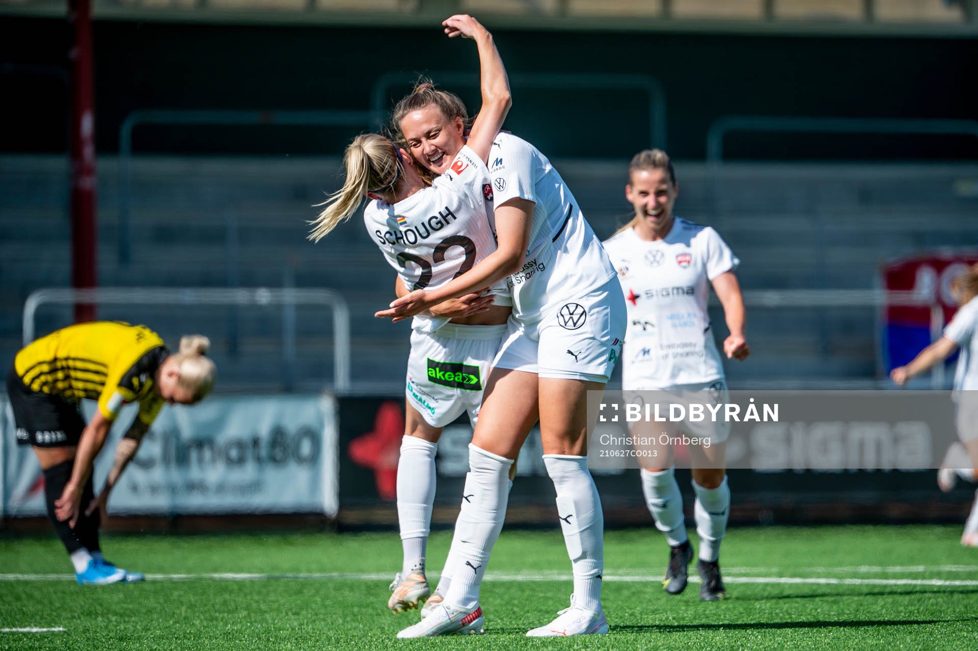Rosengårds Stefanie Sanders jublar med Olivia Schough