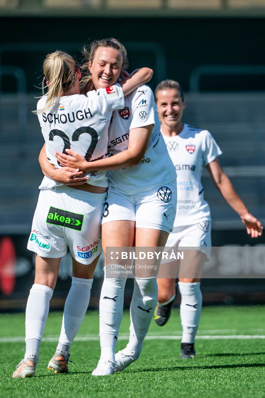 Rosengårds Stefanie Sanders jublar med Olivia Schough