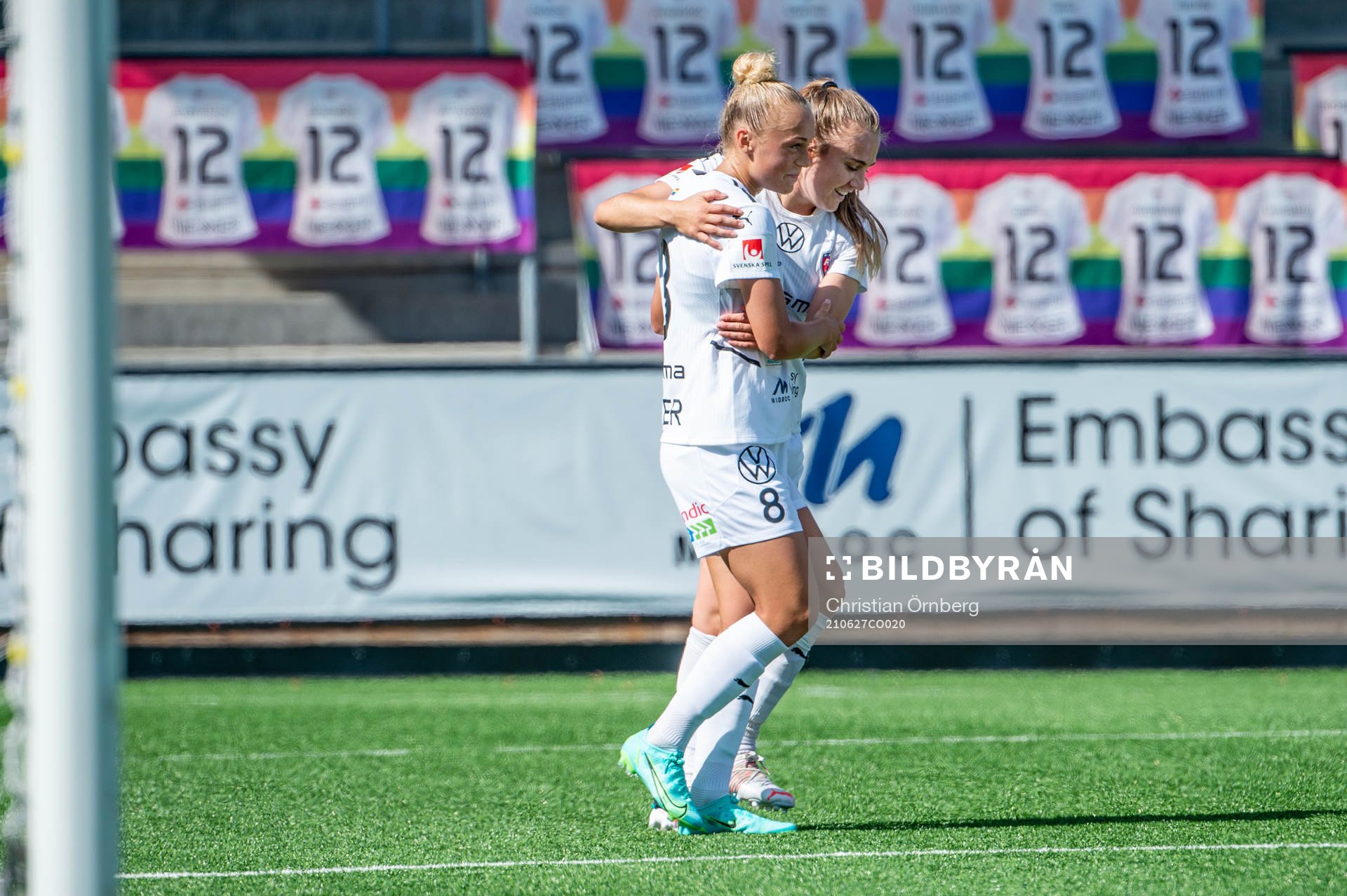 Rosengårds Hanna Bennison jublar med Fiona Brown