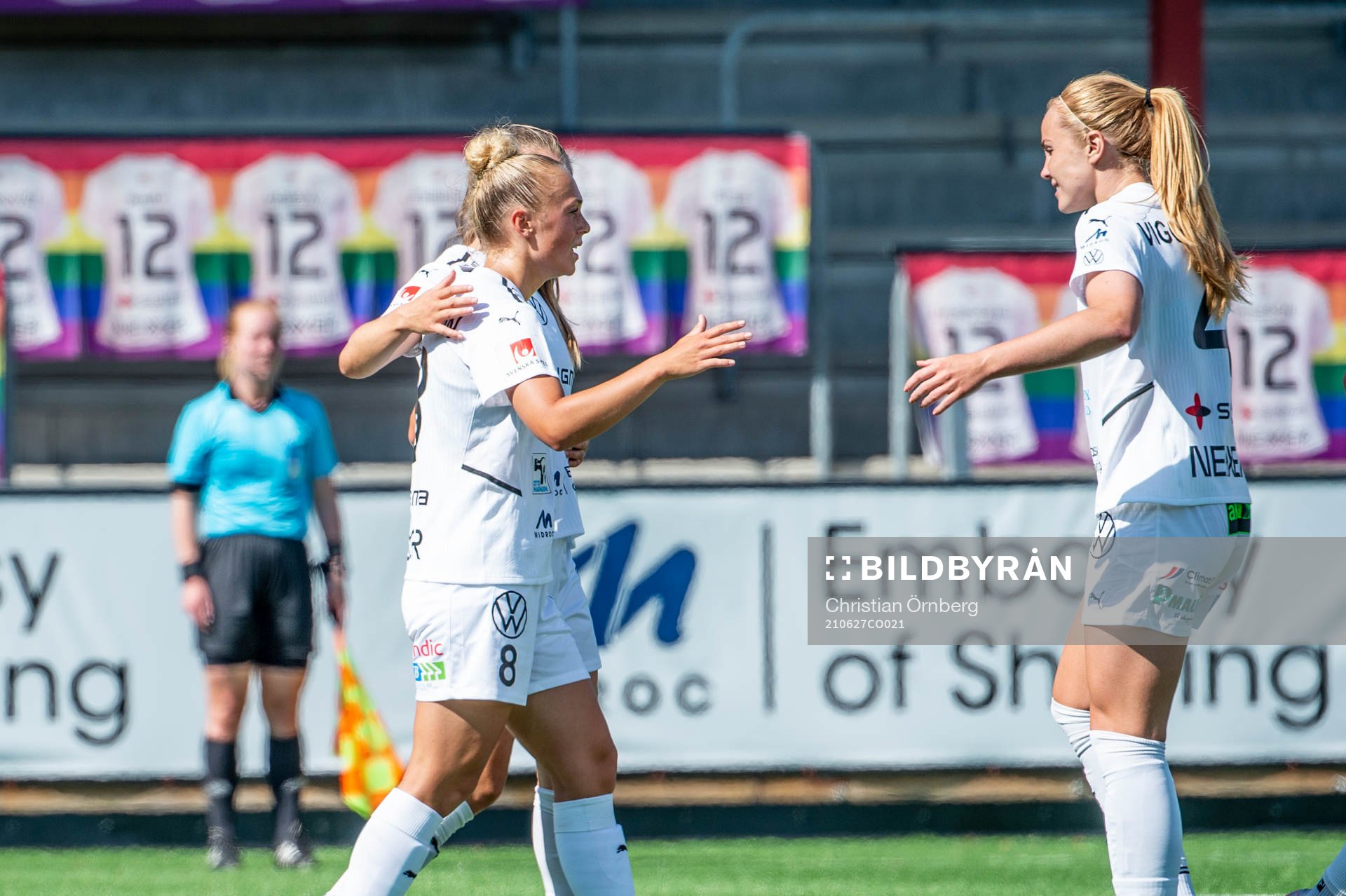 Rosengårds Hanna Bennison jublar med Fiona Brown och