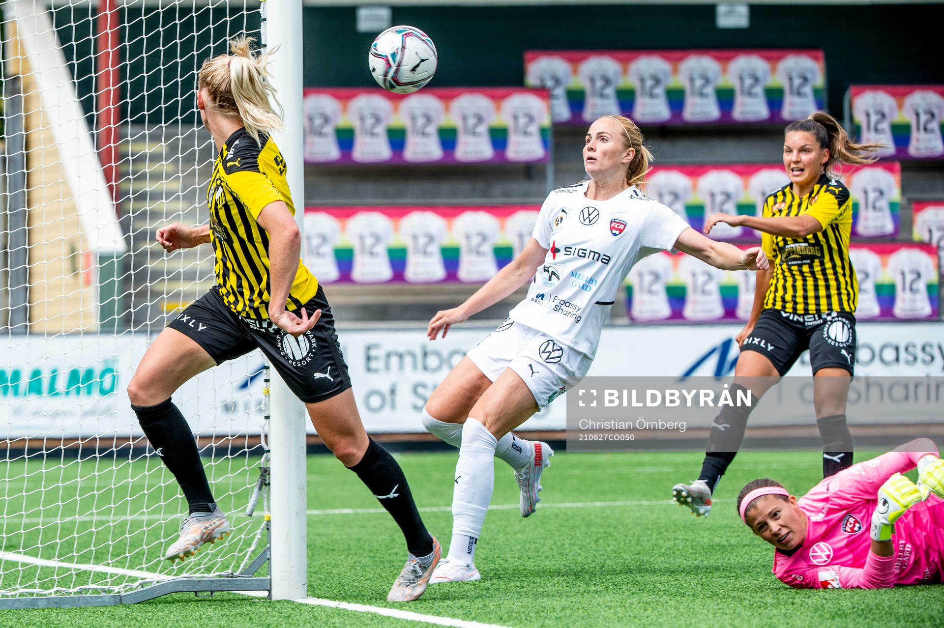 Rosengårds Glódís Perla Viggósdóttir och målvakt