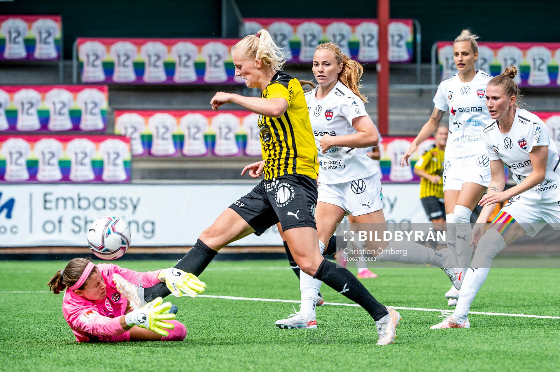 Häckens Stina Blackstenius mot Rosengårds målvakt