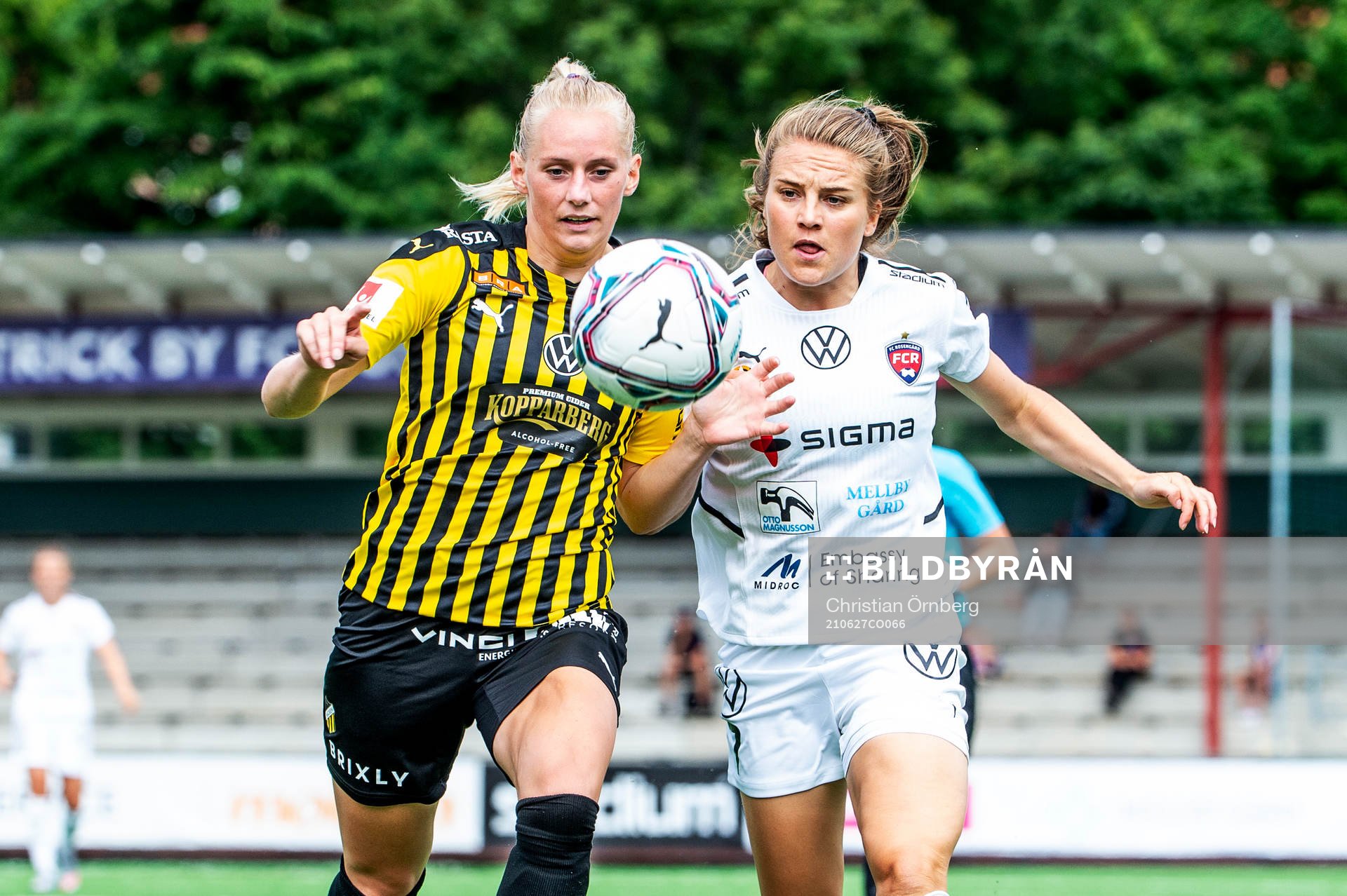 Häckens Stina Blackstenius mot Rosengårds Fiona Brown