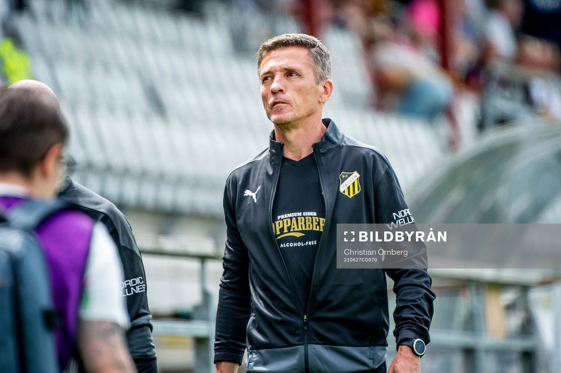 Häckens tränare Mats Gren innan fotbollsmatchen i
