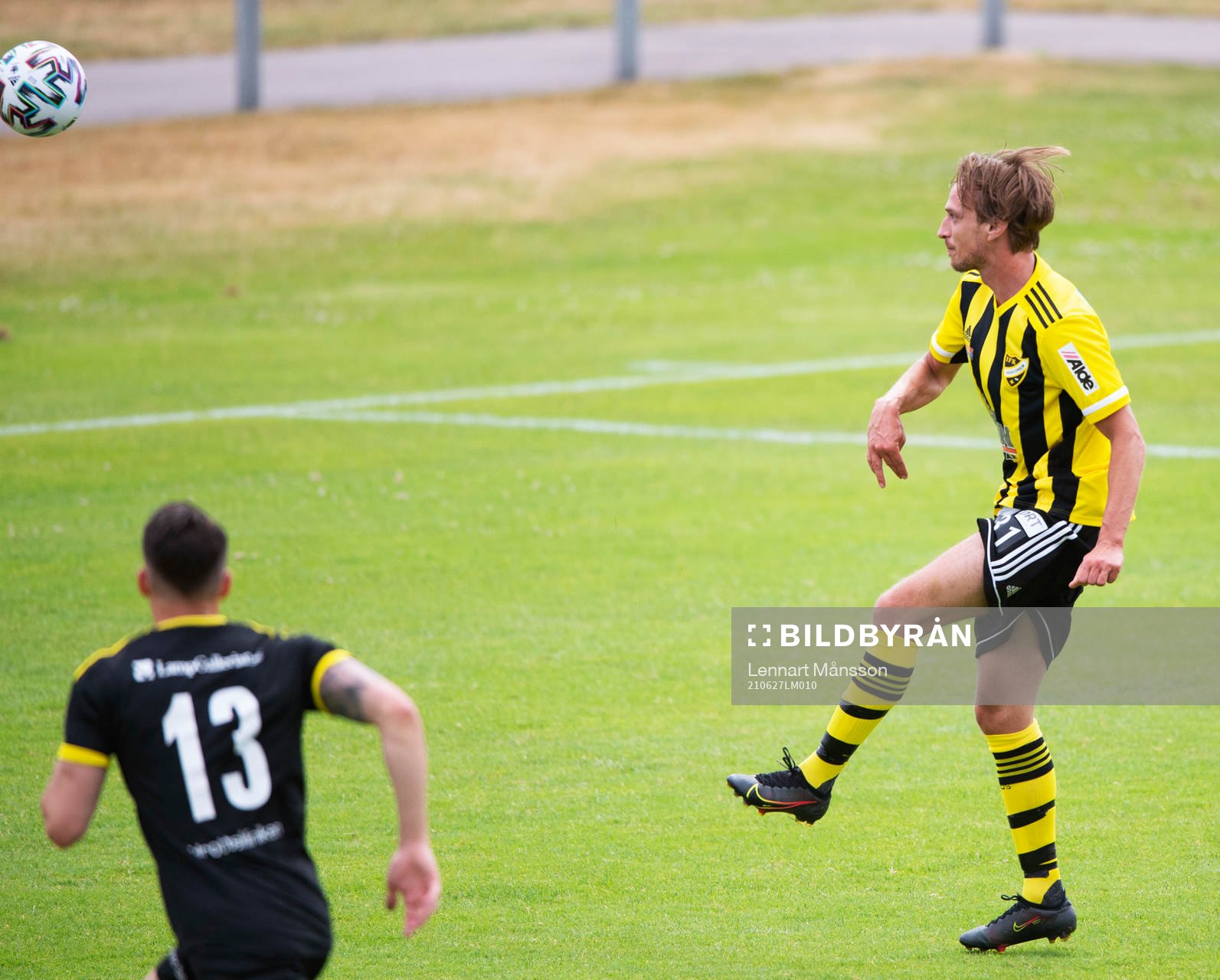 IFK Hässleholms Julian Grozdanovski kvitterar till 1-1 i matchen i division 2 mellan iFK Hässleholm och Räppe GOIF i Hässleholm 27 juni 2021.